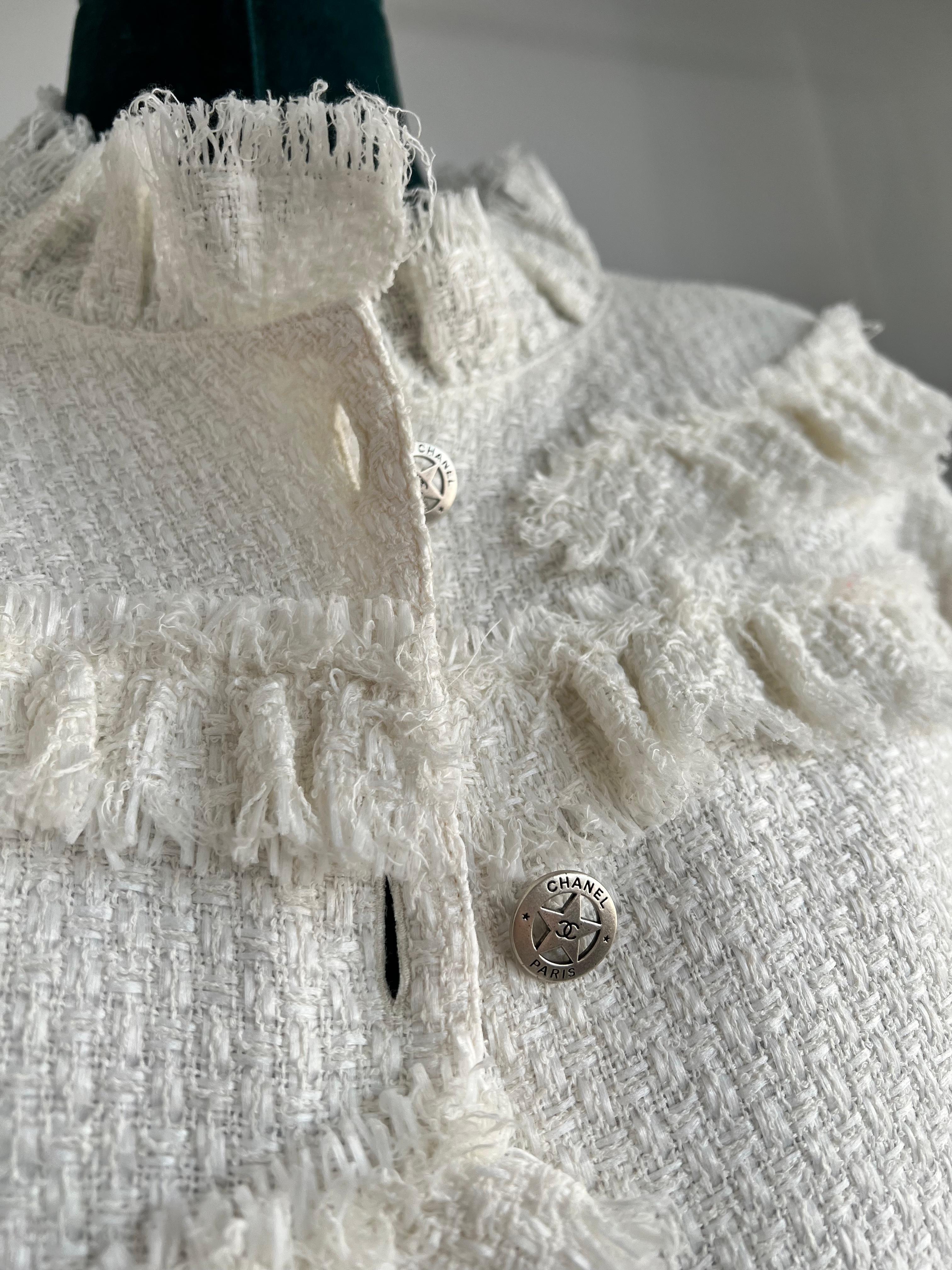 Chanel Whiting, Métiers d'Art collection 2014-1025 , blanc  veste en tweed léger avec frange et bouton Star avec
soie douce  Doublure imprimée camélia. 