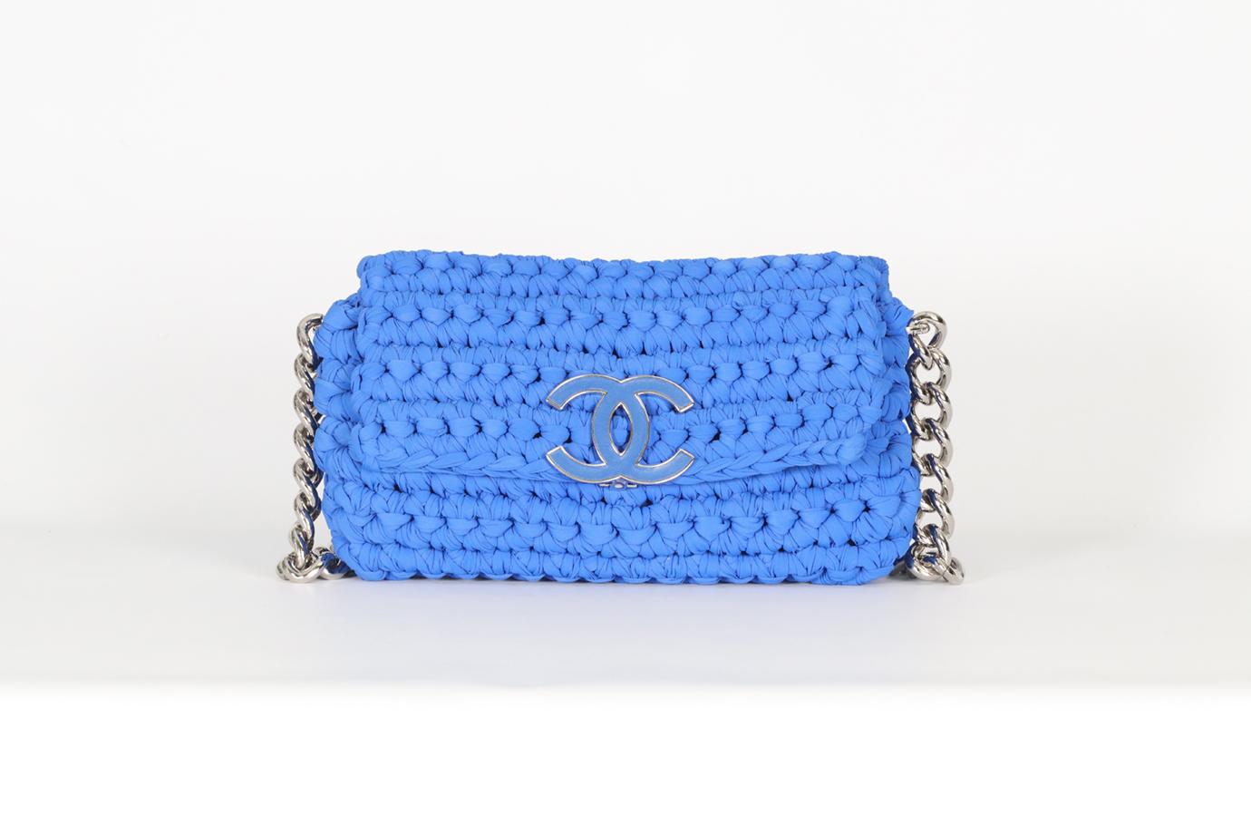 <ul>
<li>Chanel 2014 Sac à bandoulière en crochet fantaisie.</li>
<li>Bleu.</li>
<li>Fermeture à poussoir - Devant.</li>
<li>Livré avec une carte d'authenticité.</li>
<li>Il n'est pas accompagné d'un sac à poussière ou d'une