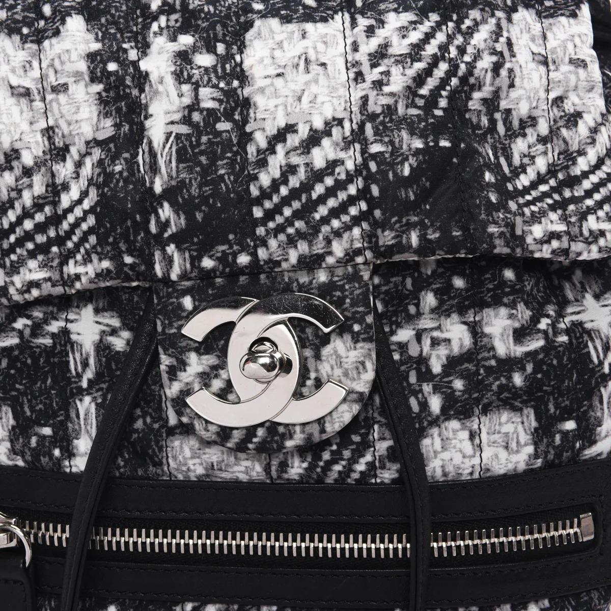 Chanel 2014 Faux Tweed Illusion Printed Medium Black White Nylon Duma Backpack

Year: 2014

Black and white printed nylon, features leather top handle, woven-in leather chain link straps, front flap with CC turn-lock closure, exterior front zip