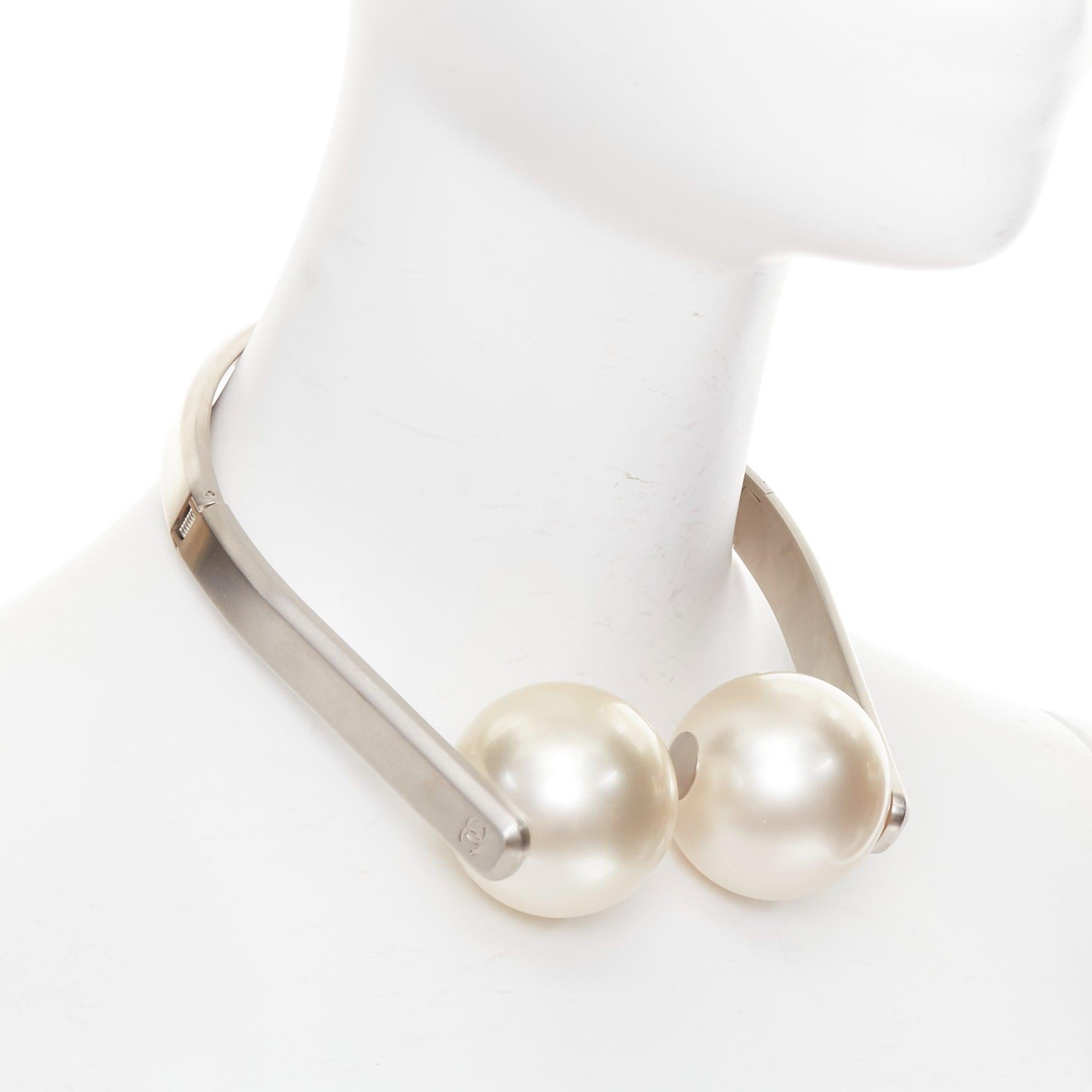 CHANEL 2014 Karl Lagerfeld Runway perle CC casque métal brossé collier Excellent état - En vente à Hong Kong, NT