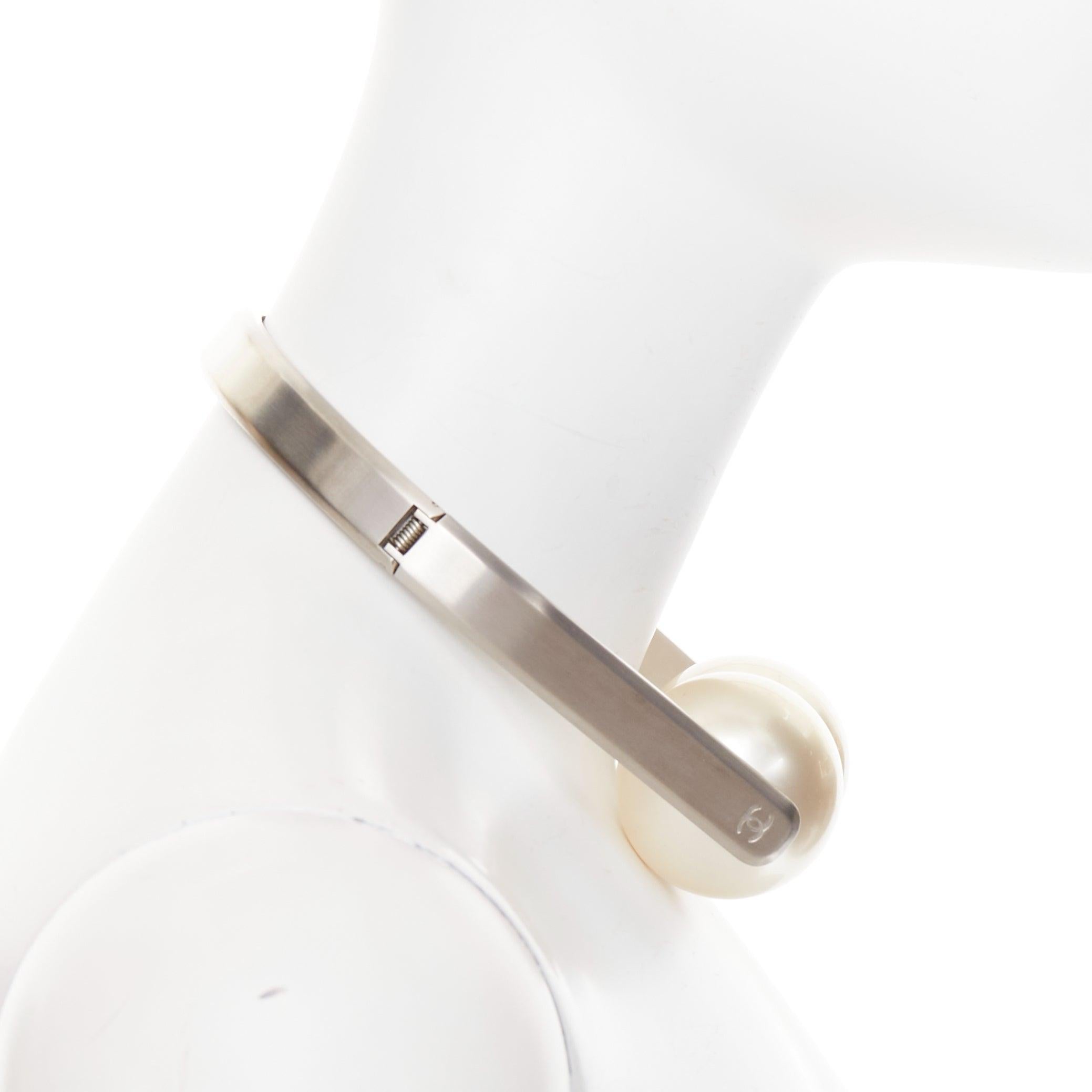 CHANEL 2014 Karl Lagerfeld Runway perle CC casque métal brossé collier Pour femmes en vente