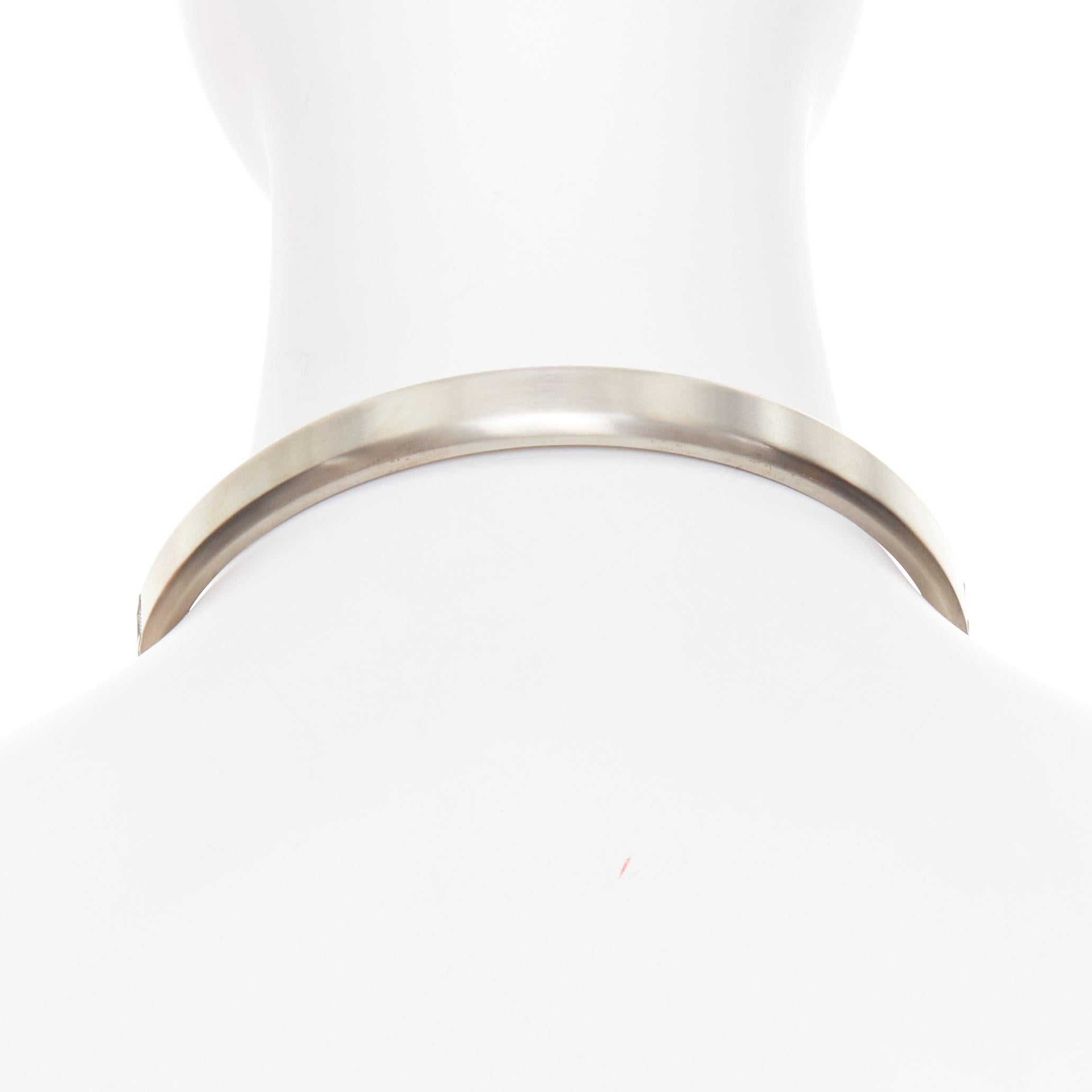 CHANEL 2014 Karl Lagerfeld Runway perle CC casque métal brossé collier en vente 1