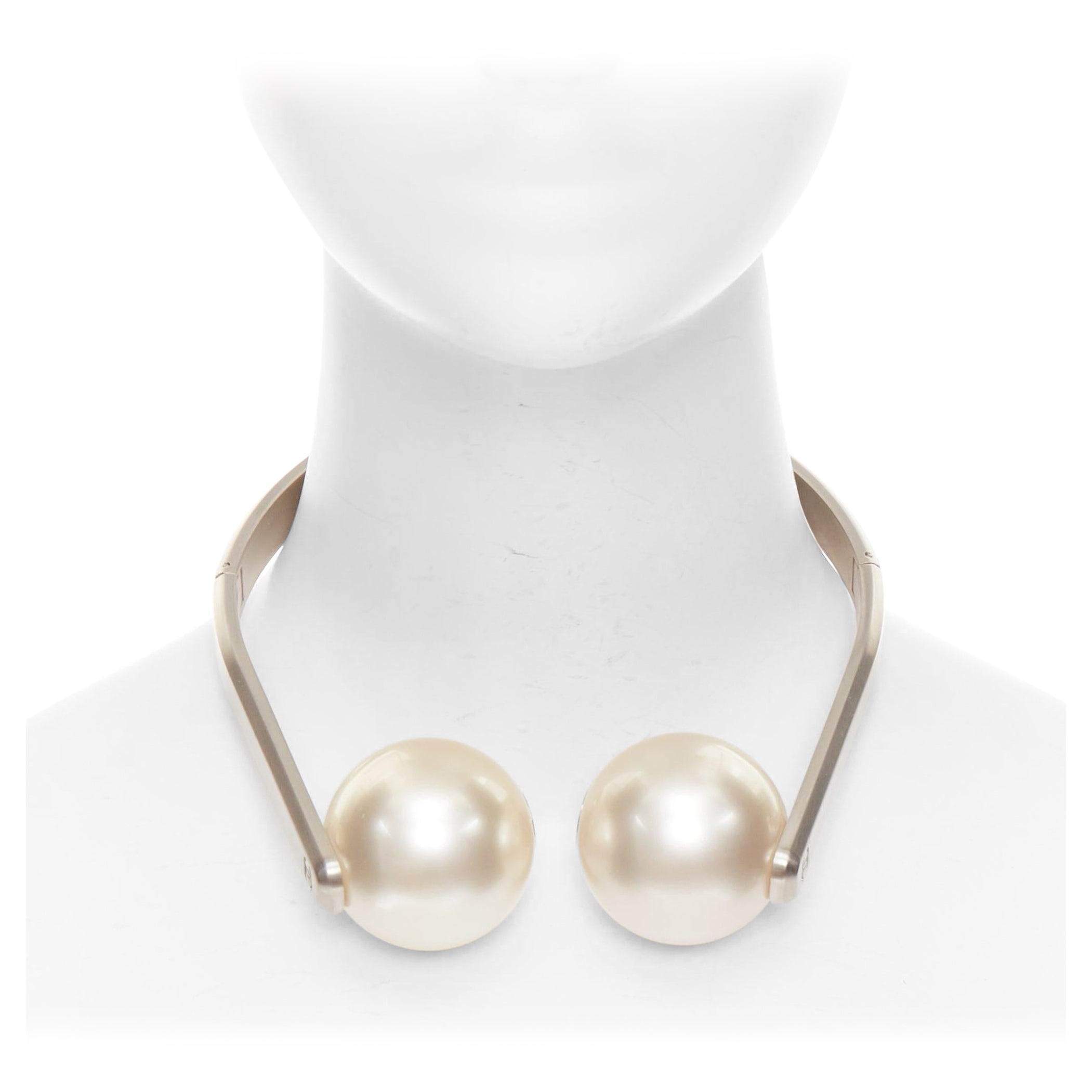 CHANEL 2014 Karl Lagerfeld Runway perle CC casque métal brossé collier en vente