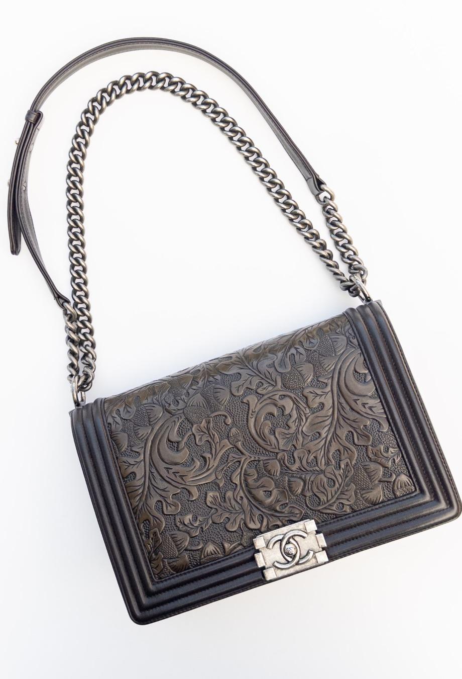 Als Teil der begehrten Paris-Dallas Métiers d'Art-Kollektion von Chanel ist diese Tasche aus Leder mit Boy-Prägung Teil einer limitierten Auflage. Die strukturierte Silhouette ist aus braunem Glattleder gefertigt, während die Vorderseite in