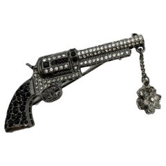 Chanel 2014 Paris Dallas Rhinestones Revolver pistol broche avec charme floral.