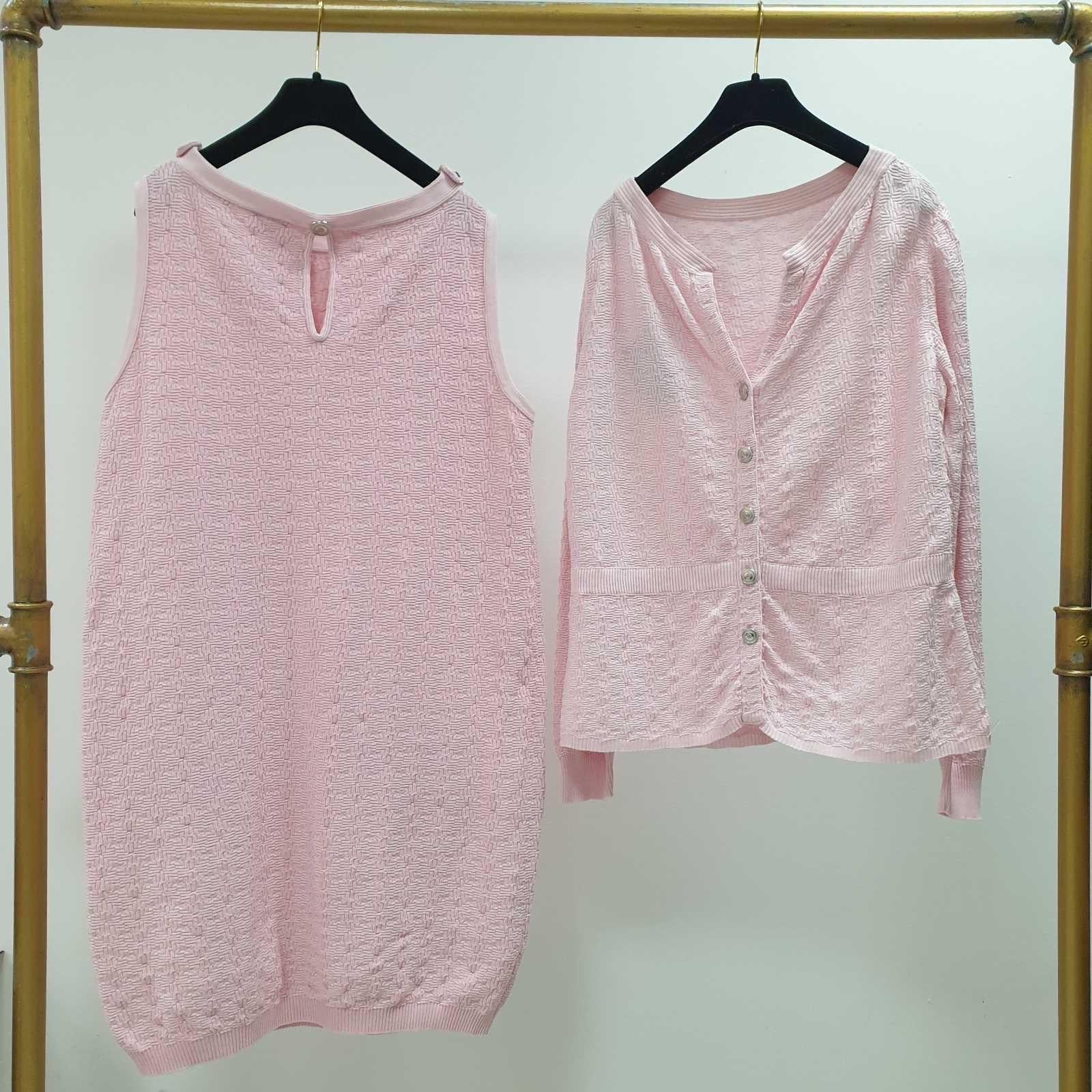 2 pieces set

Cardigan-size 44+Dress-size 46

Has small yellowness under one armpit
Measurements
Condition is very good. 