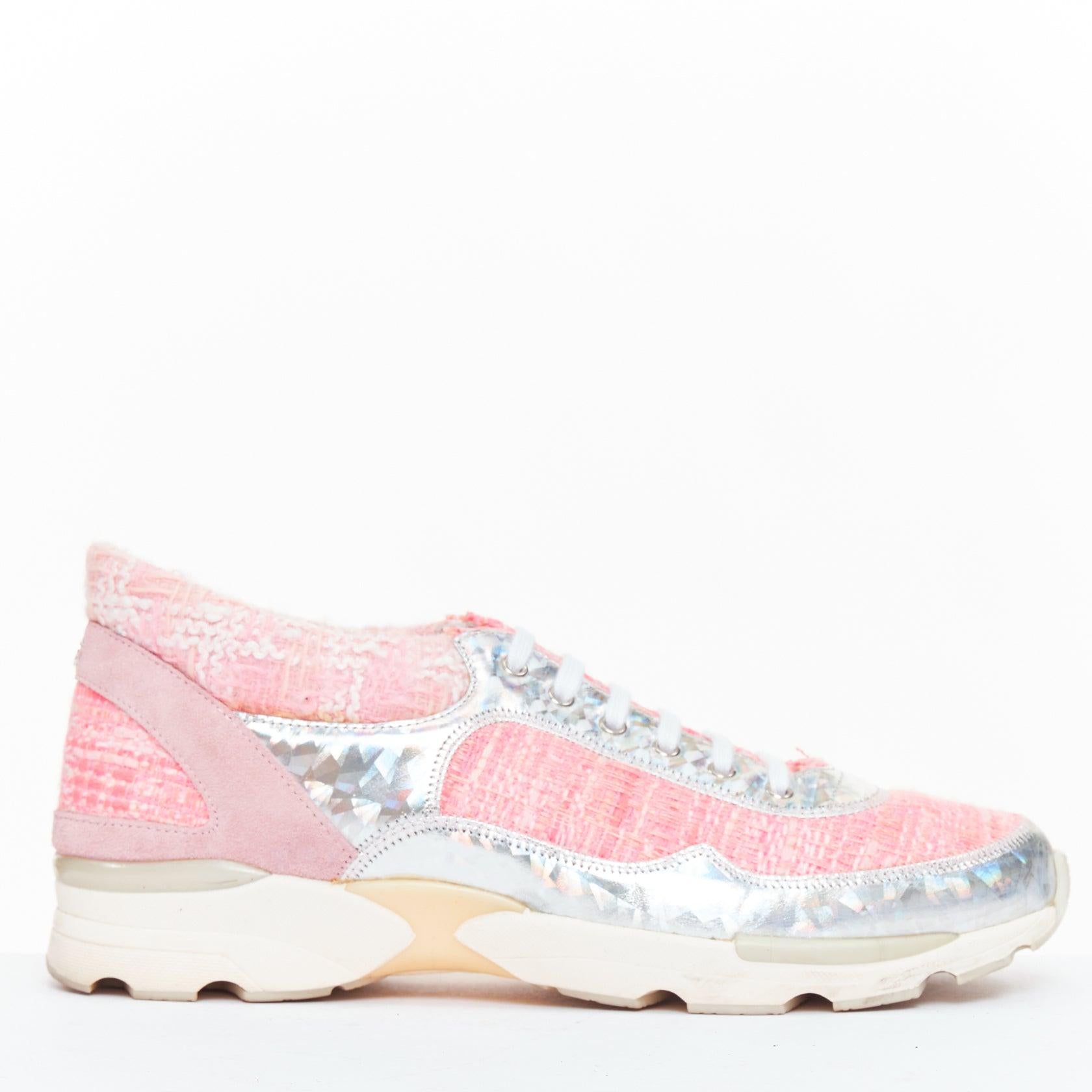 Chanel 2014 scarpe da ginnastica in pelle rosa tweed argento olografico EU38.5
Riferimento: CNPG/A00134
Marchio: Chanel
Designer: Karl Lagerfeld
Collezione: 2014
Materiale: Tweed, pelle
Colore: Rosa, Argento
Modello: Tinta unita
Chiusura: