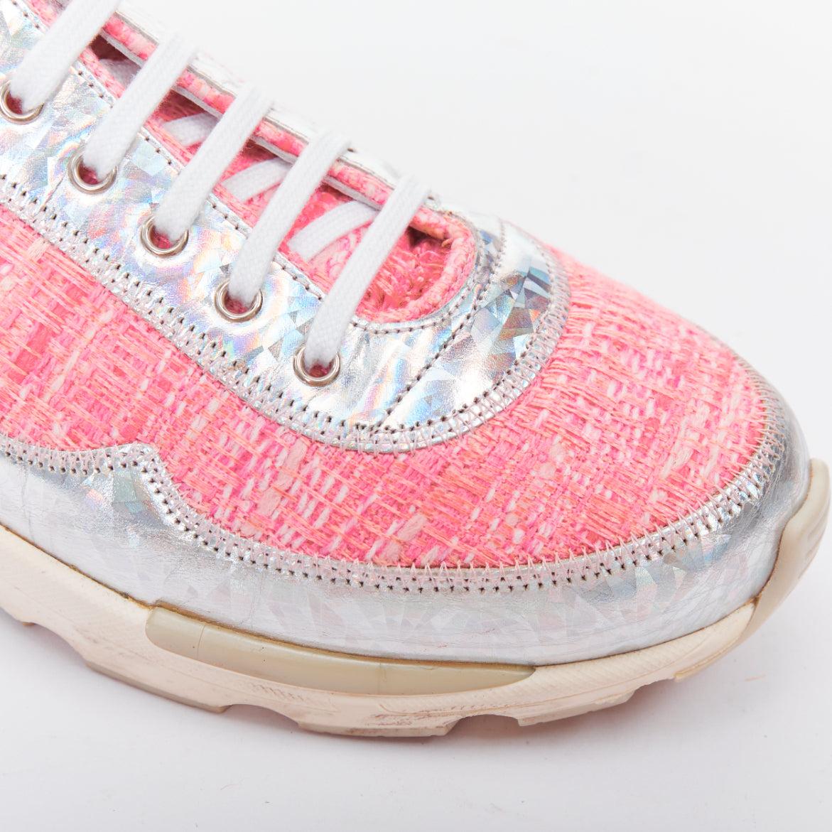 Chanel 2014 scarpe da ginnastica in pelle rosa tweed argento olografico EU38.5 In condizioni buone in vendita a Hong Kong, NT