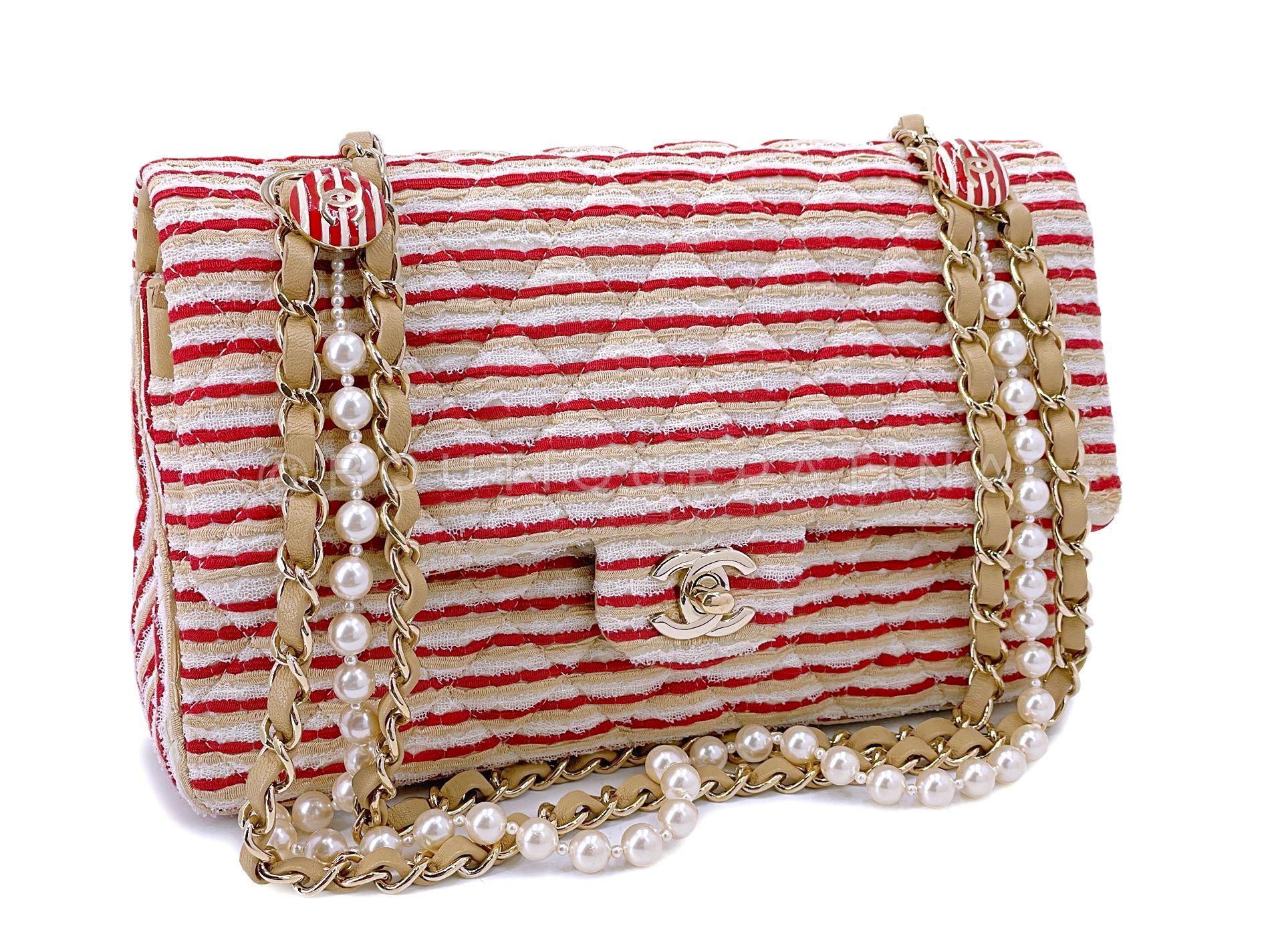 Article de magasin : 68029
Le sac emblématique du Graal est le Chanel Classic Flap. Convoité pour sa simplicité et son élégance - double bandoulière en chaîne tressée pouvant être portée courte ou longue, fermoir CC à verrou tournant, intérieur en