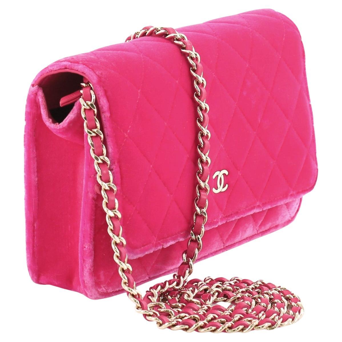 Chanel Velvet Neon Pink Brieftasche auf Kette WOC Crossbody Flap Bag

Jahr: 2014  

Silberne Hardware
Heißer rosa Samt 
Innentasche mit Reißverschluss auf der Klappe
Innenraum 6 Kartensteckplätze
Großes zentriertes Reißverschlussfach