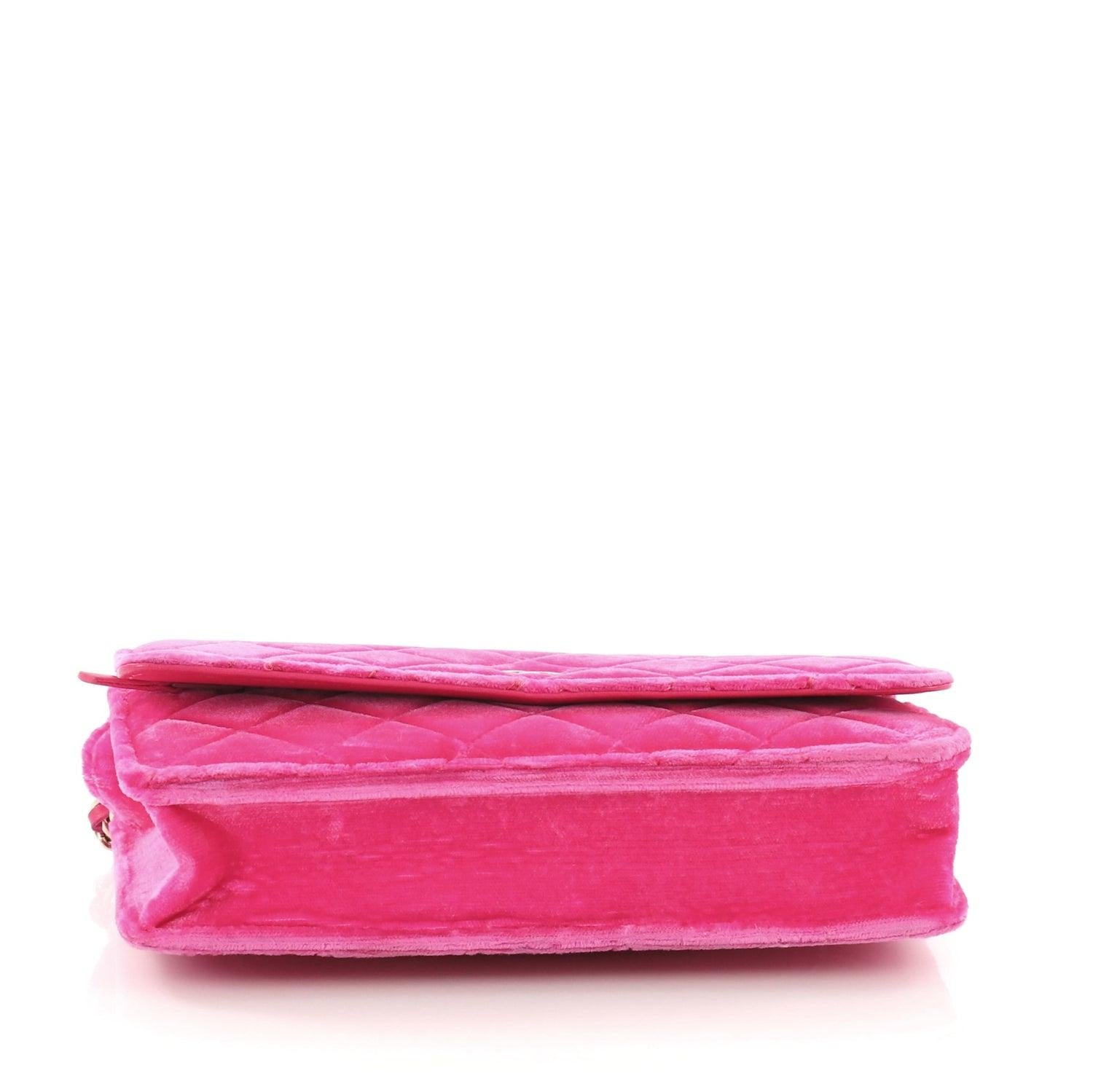 Chanel 2014 Samt Neonrosa Brieftasche an Kette WOC Crossbody Klappentasche für Damen oder Herren im Angebot