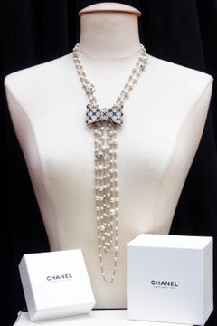 CHANEL 2015 Beautiful chains and pearls necklace with a jewel bow