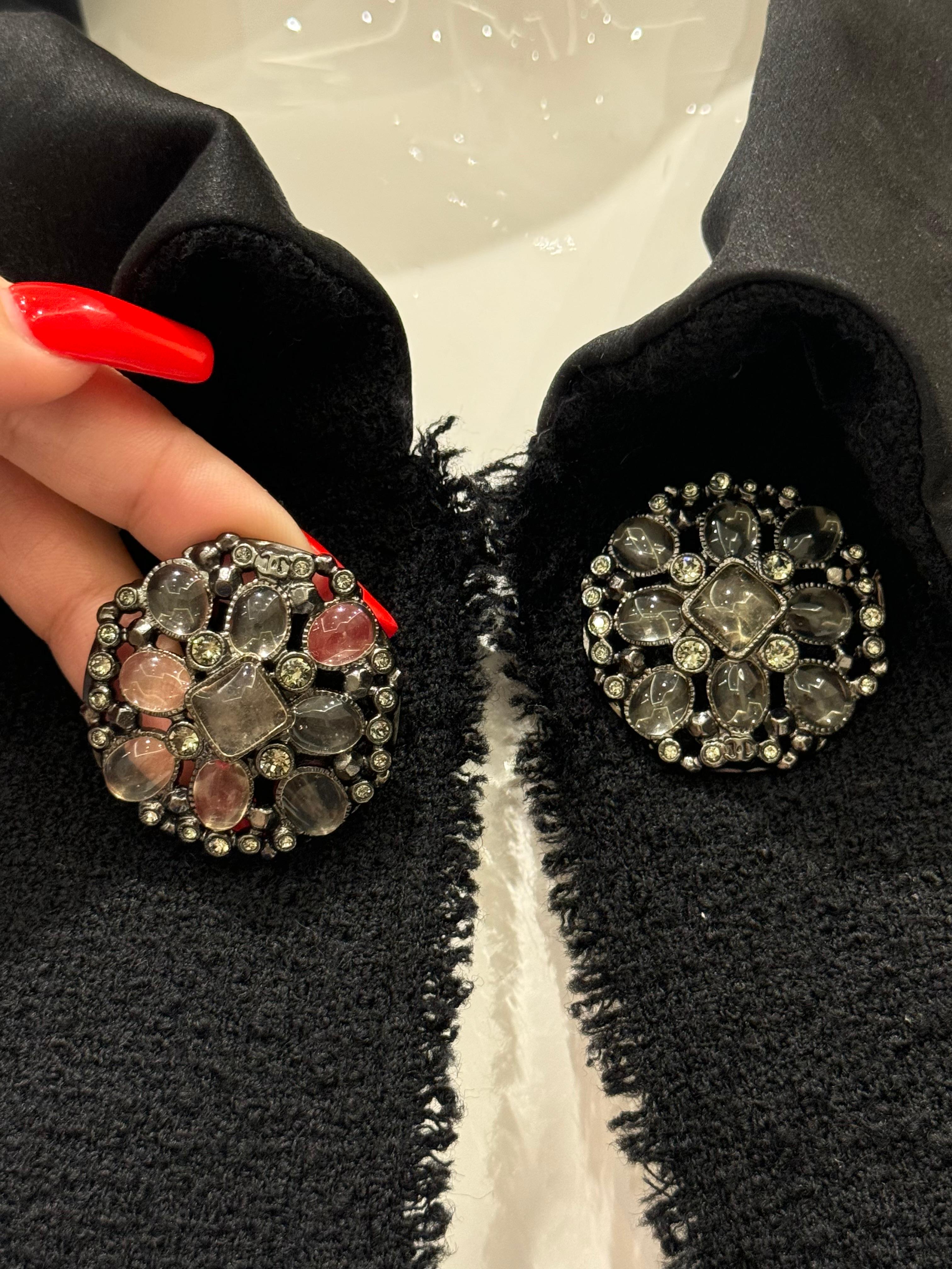 Cappotto Chanel collezione 2015 in tweed di lana nera, dettagli in raso di seta, bottoni Fauw Gripoix oversize, un bottone in più, ottime condizioni taglia 38 FR fino a US 6 - US 8