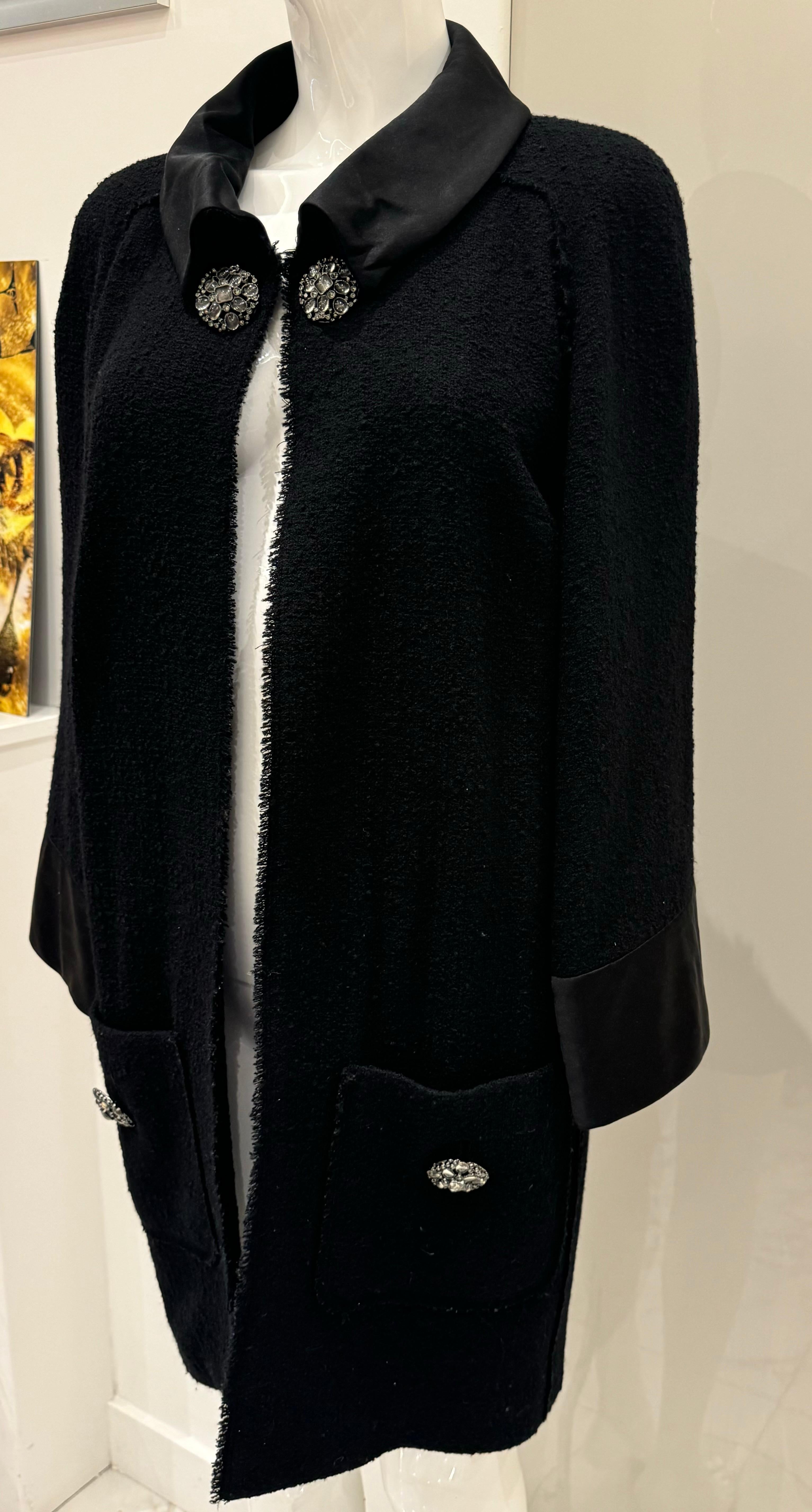 Chanel 2015 cappotto in tweed di lana nero con bottoni oversize Gripoix in vendita 2
