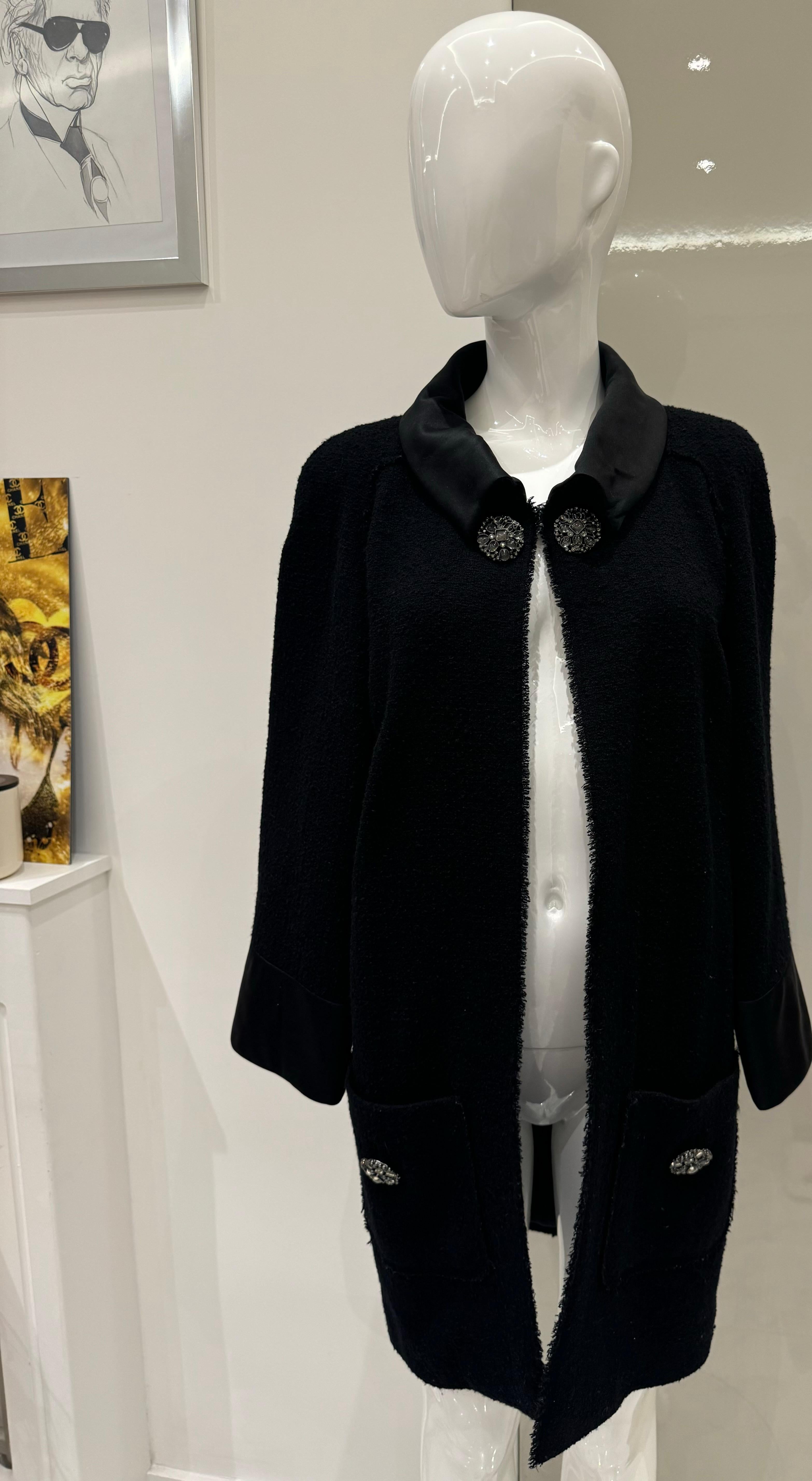 Chanel 2015 cappotto in tweed di lana nero con bottoni oversize Gripoix in vendita 4