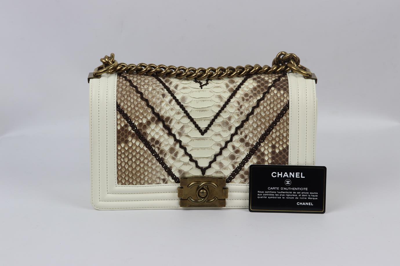 Chanel 2015 Boy Sac à bandoulière moyen en cuir et python brodé en vente 6