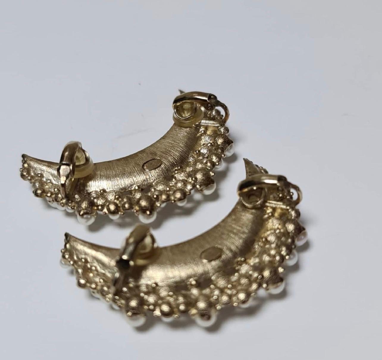 Chanel  ear cuff earrings.

Gold tone metal.

Faux crystals and pearls embellishing.

15C made in France

No original packaging.

For buyers from EU we can provide shipping from Poland. Please demand if you need.