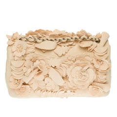 Chanel-Kreuzfahrtkollektion 2015 zum Thema Dubai/Zeitlose Kamelienblüten in Beige