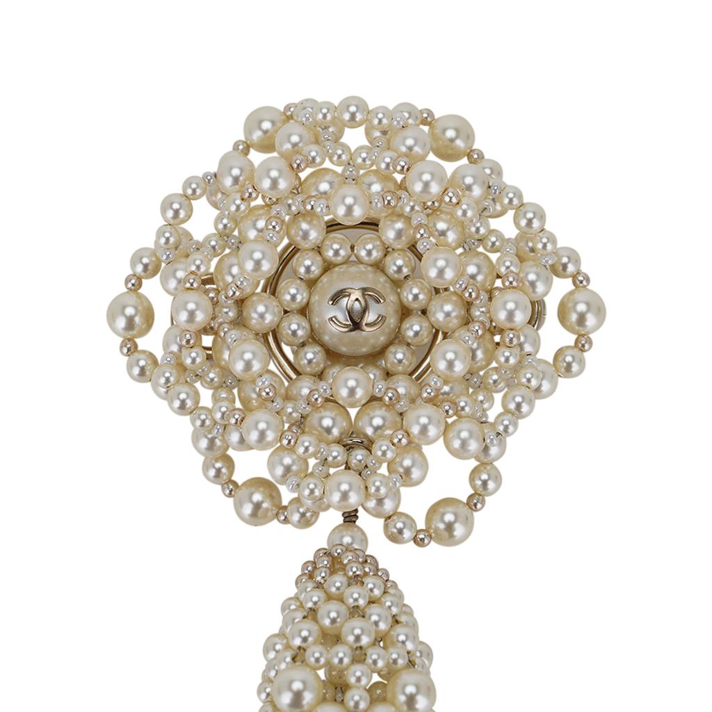 Mightychic offers a Chanel 2015 Fresh Pearl brooch.
Entwined ring of pearls in an abstract Camelia with a gold CC on the center pearl.
This limited edition Chanel pin is chic and timeless.
Easy to dress up or down.
Silver hardware.
Rear Chanel