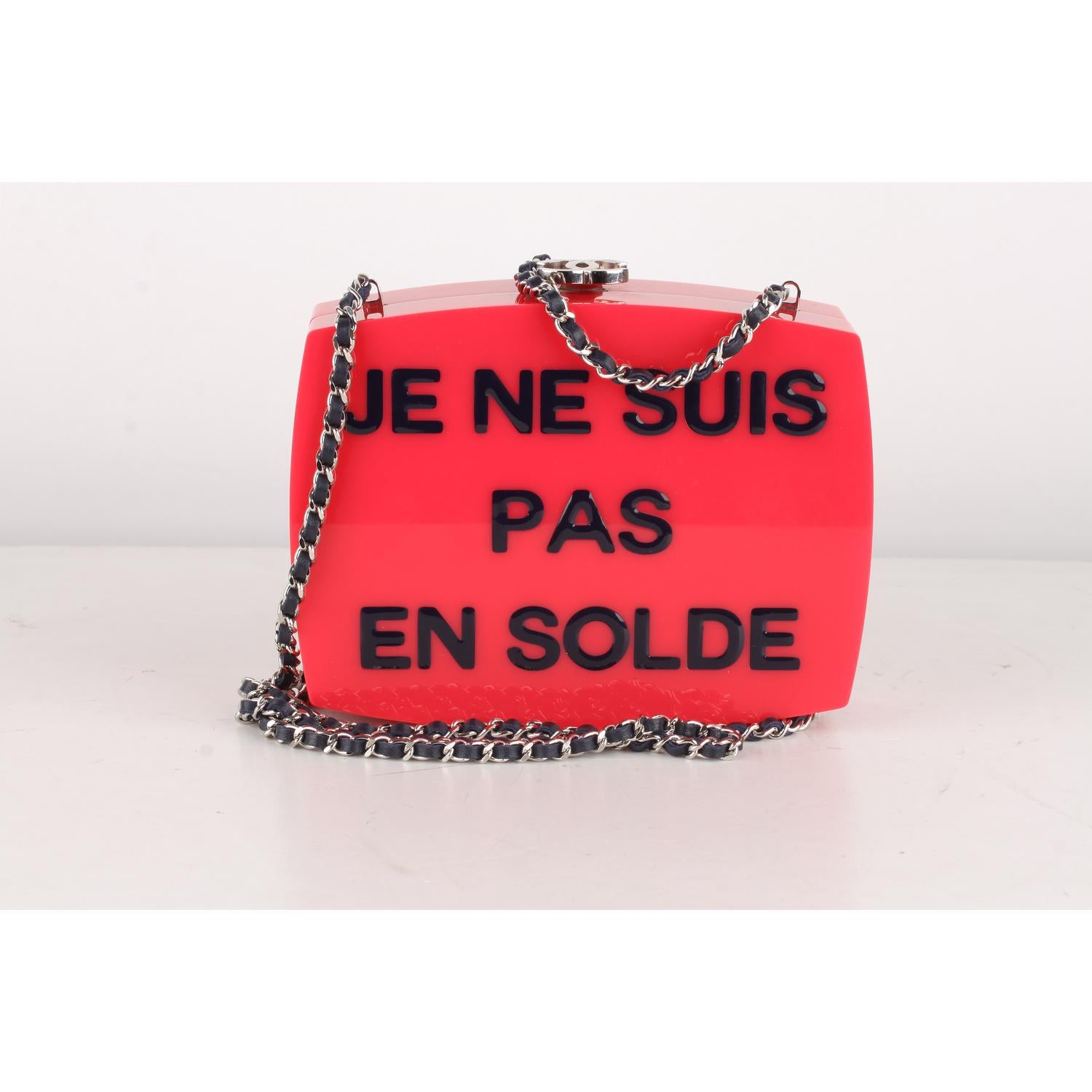 Chanel 2015 Je Ne Suis Pas En Solde Box Clutch with Chain Strap

Beautiful Fuchsia pink clutch bag from Chanel. The bag has a rectangular box shaped and i made of plexiglass. One side of the bag  reads 