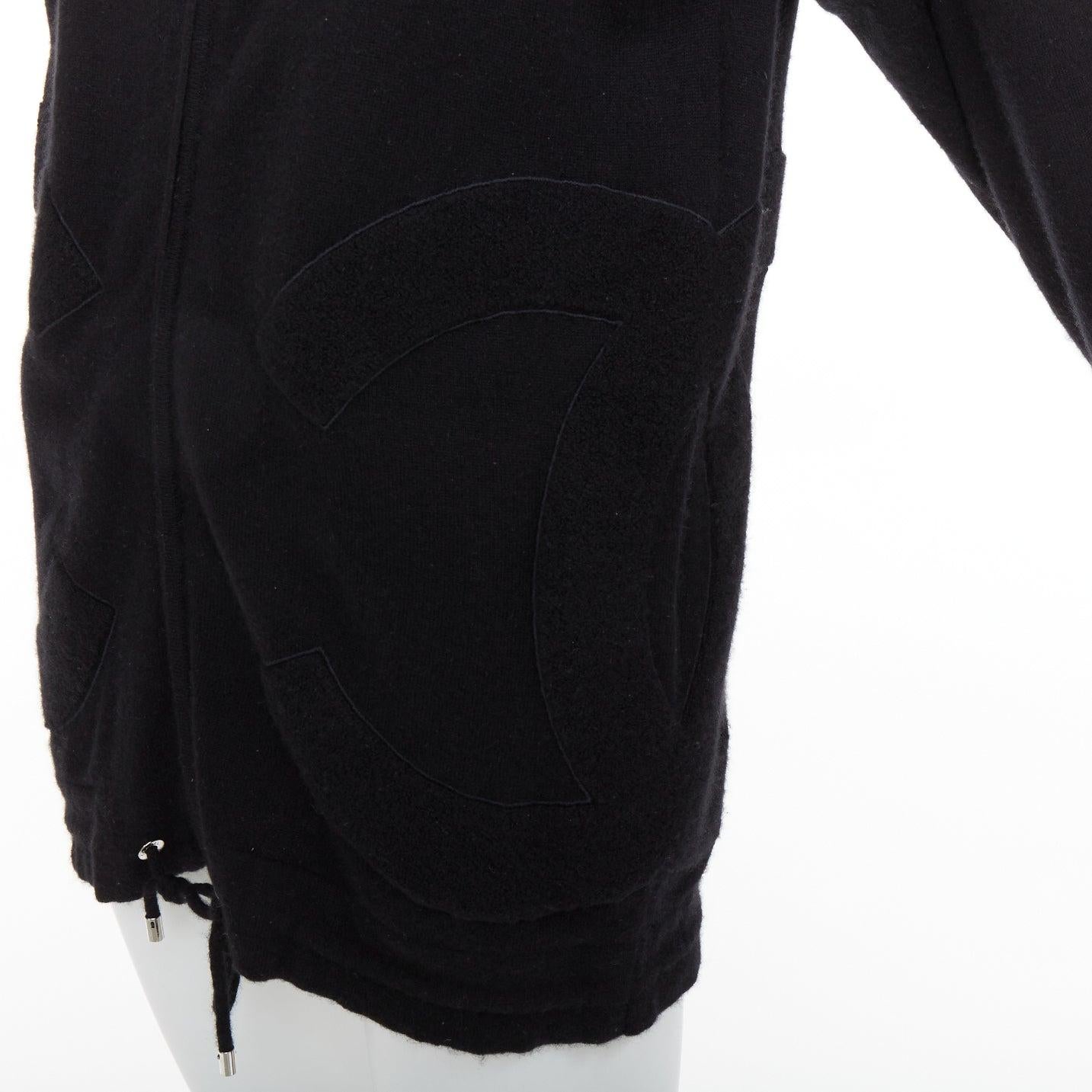 Chanel 2015 Karl Lagerfeld for Chanel 100% cashmere nero doppia tasca CC con cappuccio FR34 XS
Riferimento: YIKK/A00255
Marchio: Chanel
Designer: Karl Lagerfeld
Collection'S: Pre-fall 2015
Materiale: Cashmere
Colore: nero
Modello: Tinta