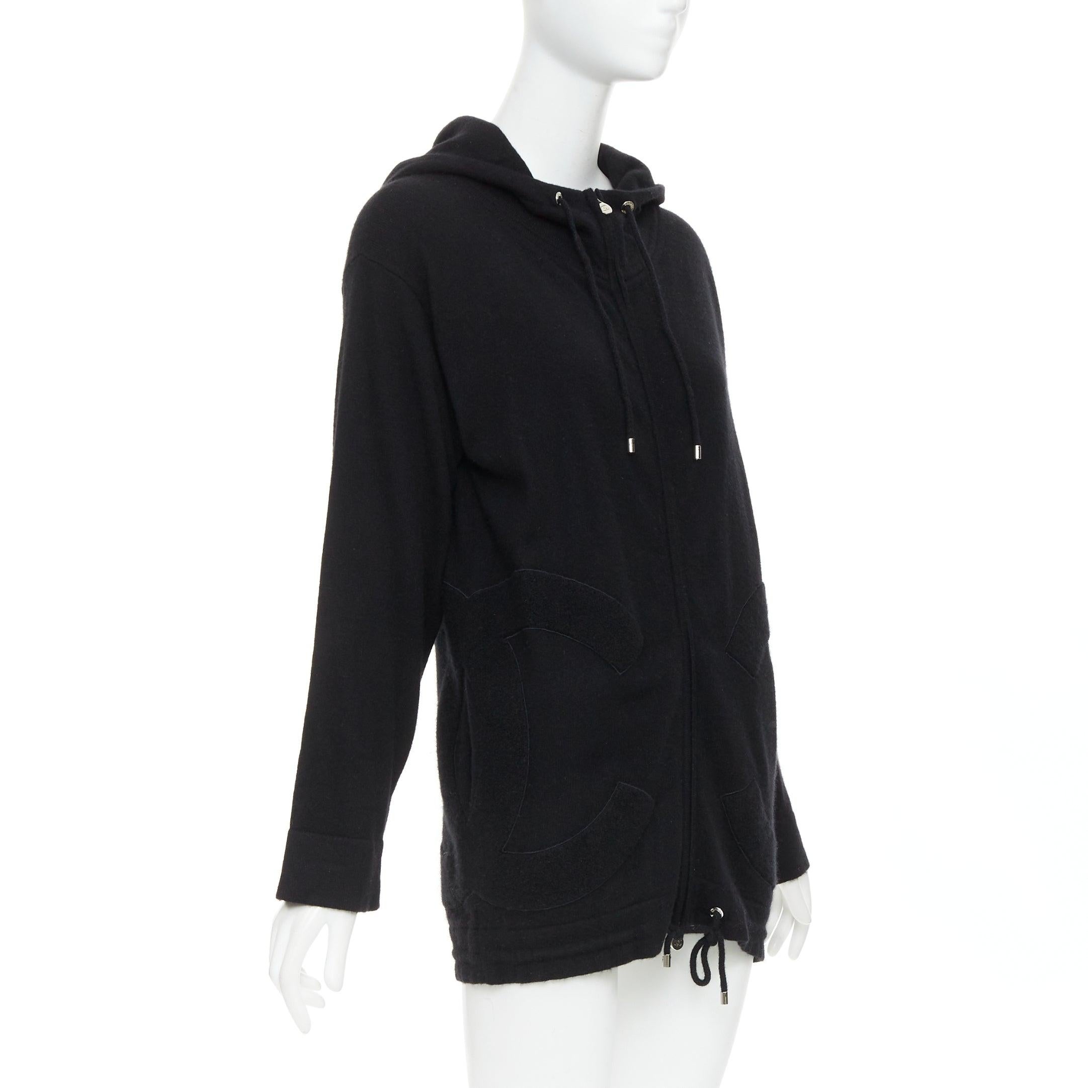 Chanel 2015 Karl Lagerfeld for Chanel 100% cashmere nero doppia tasca CC con cappuccio FR34 XS In condizioni ottime in vendita a Hong Kong, NT