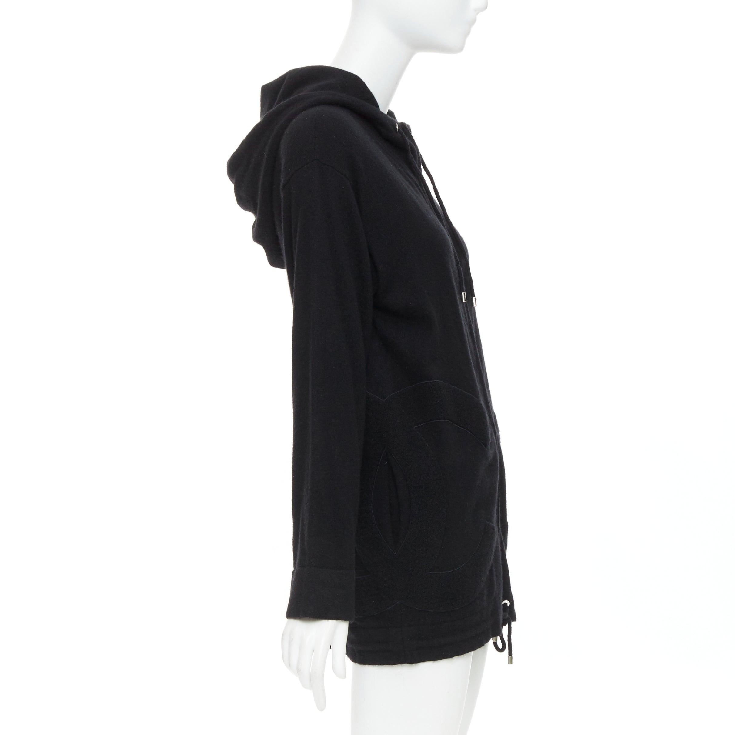 Donna Chanel 2015 Karl Lagerfeld for Chanel 100% cashmere nero doppia tasca CC con cappuccio FR34 XS in vendita