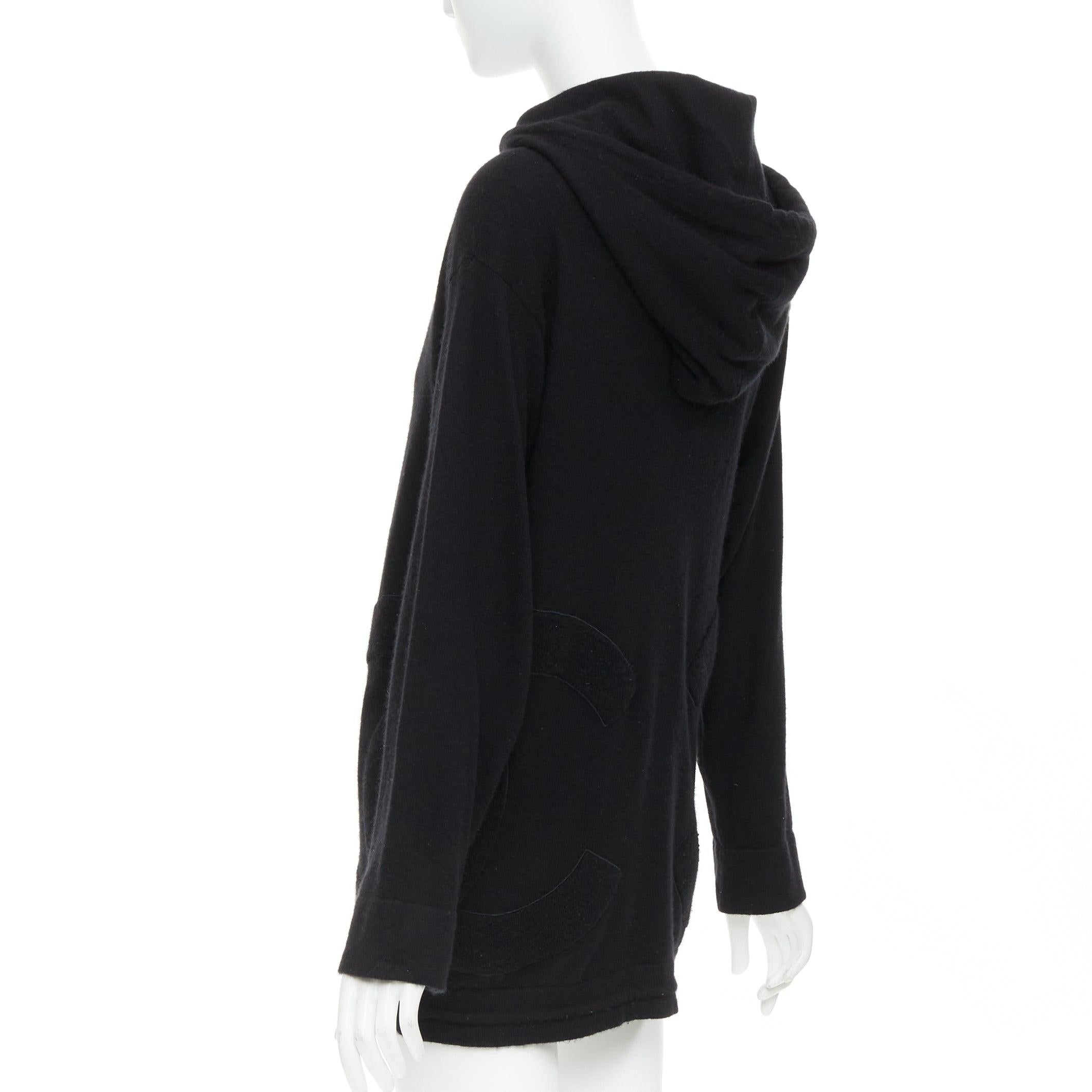 Chanel 2015 Karl Lagerfeld for Chanel 100% cashmere nero doppia tasca CC con cappuccio FR34 XS in vendita 2