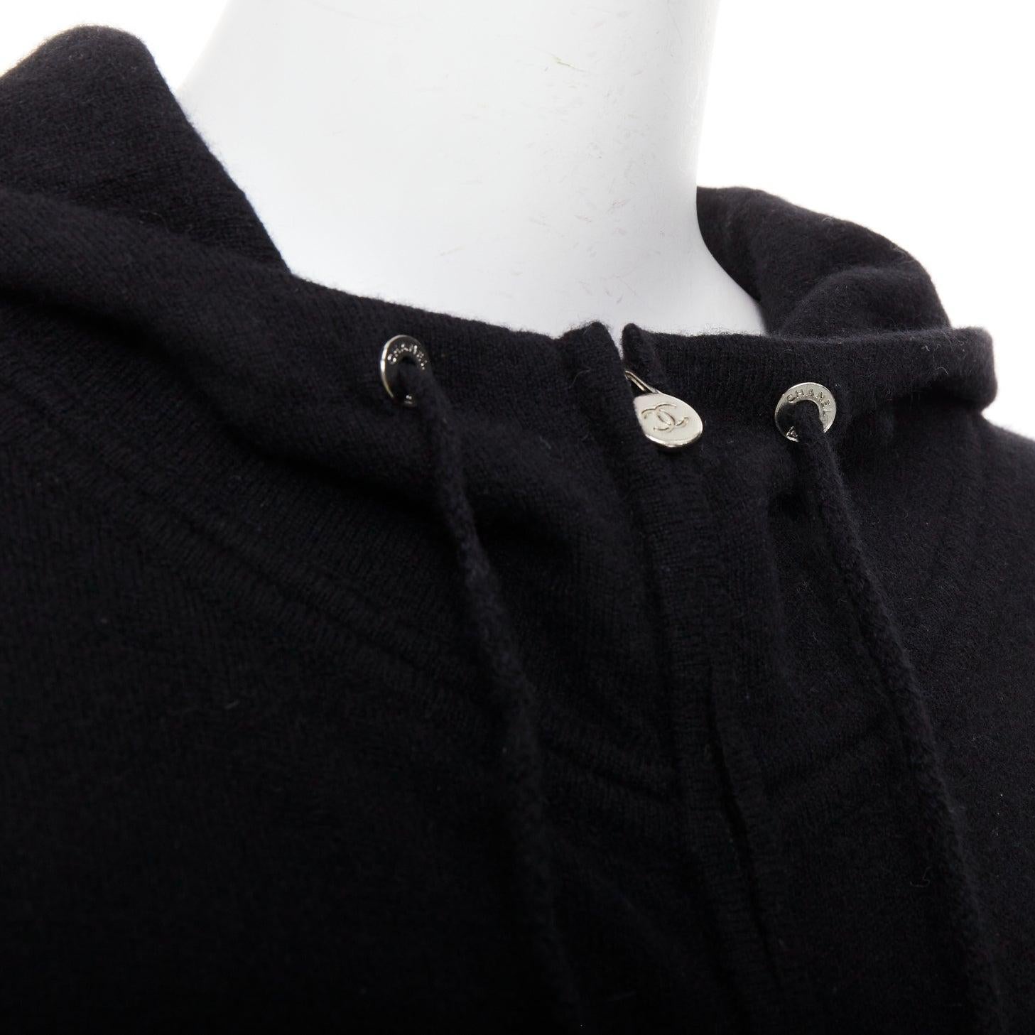 Chanel 2015 Karl Lagerfeld for Chanel 100% cashmere nero doppia tasca CC con cappuccio FR34 XS in vendita 3