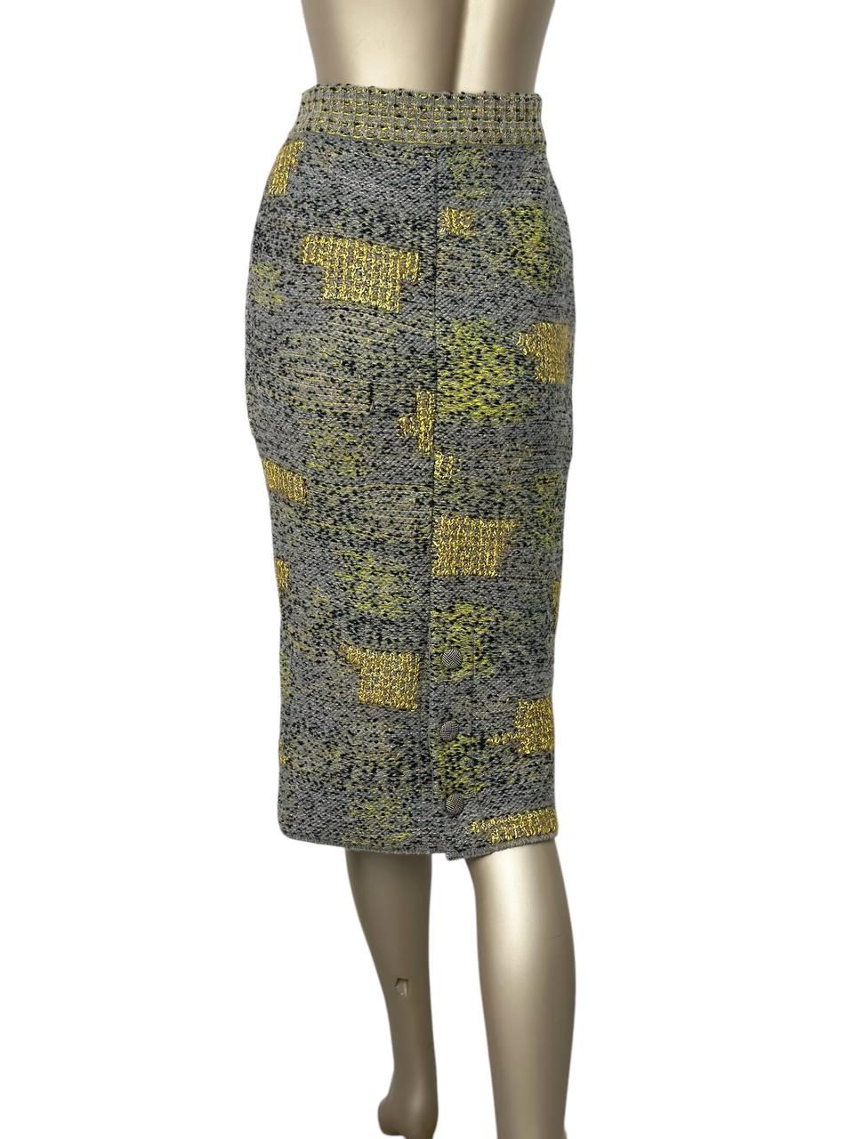 ¡Añade un toque de lujo a tu armario con esta impresionante falda de lana Chanel de la colección Pre-Fall 2015 de Karl Lagerfeld! Esta falda presenta un elegante diseño estampado y prácticos bolsillos de parche, perfectos para añadir estilo y