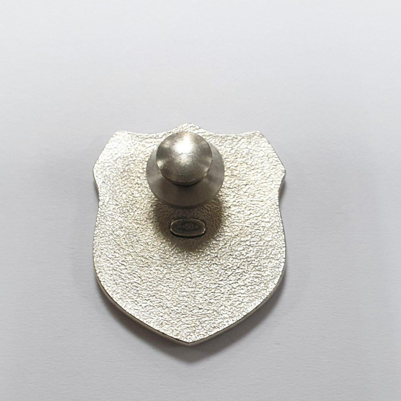 Verleihen Sie Ihrem Outfit einen Hauch von Vintage-Glamour mit dieser atemberaubenden CHANEL CC Metall-Anstecknadel in Schildform aus der Herbstkollektion 2015! Diese auffällige Brosche zeigt das ikonische CC-Logo in einem schönen Vintage-Design.