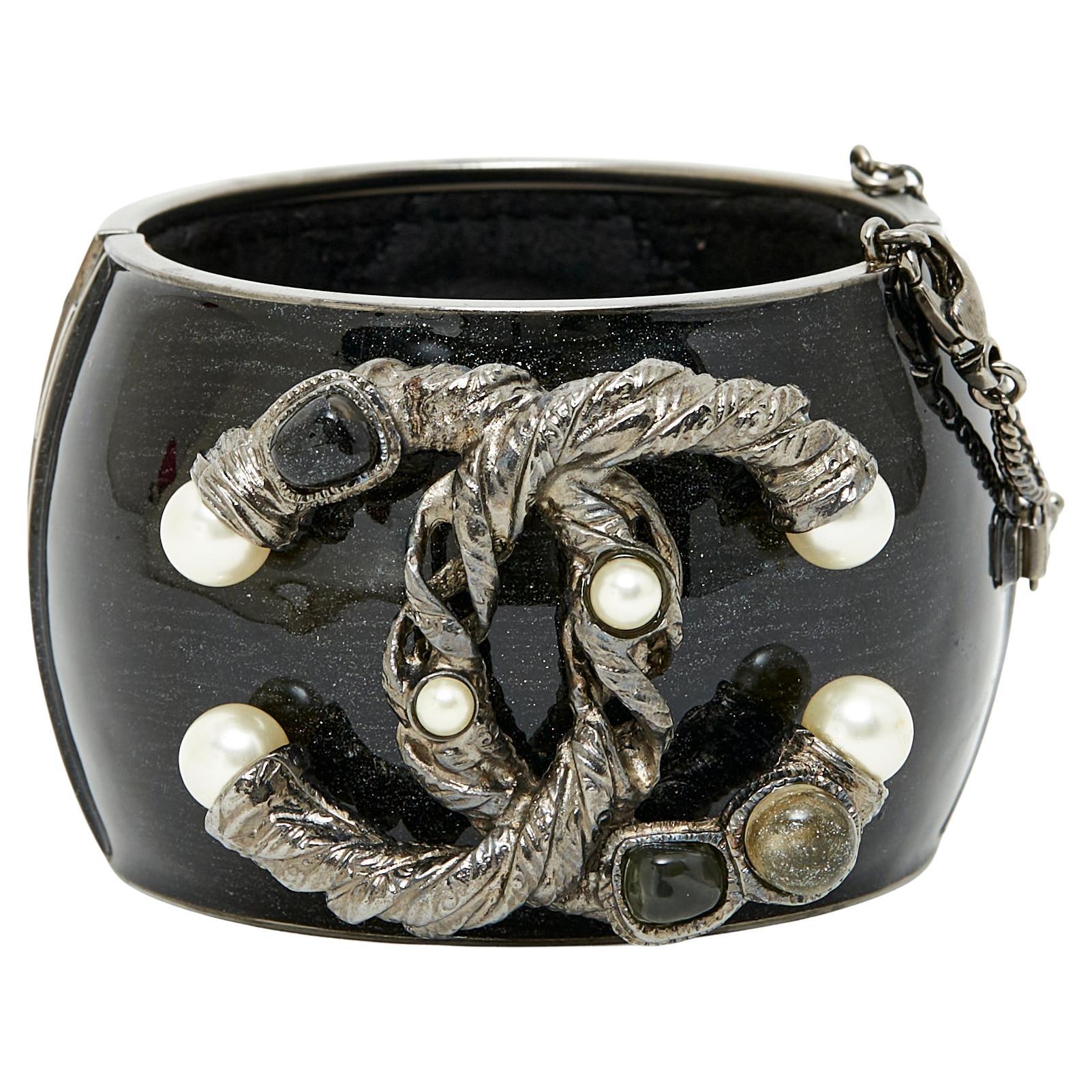 Chanel 2015 Metiers d Art Bracciale CC con perle fantasia e metallo argento scuro in vendita