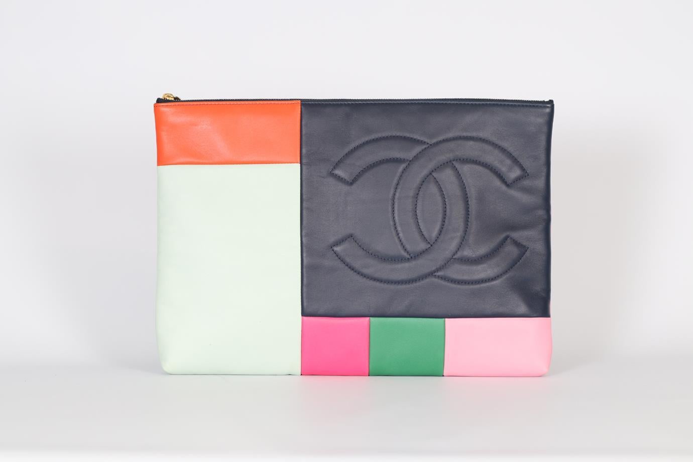 <ul>
<li>Pochette en cuir Chanel 2015 O-Case.</li>
<li>Multicolore.</li>
<li>Fermeture à glissière - Haut.</li>
<li>Il n'est pas accompagné d'un sac à poussière ou d'une boîte.</li>
<li><strong>Hauteur : 9.6 in.</strong></li>
<li><strong>Largeur :