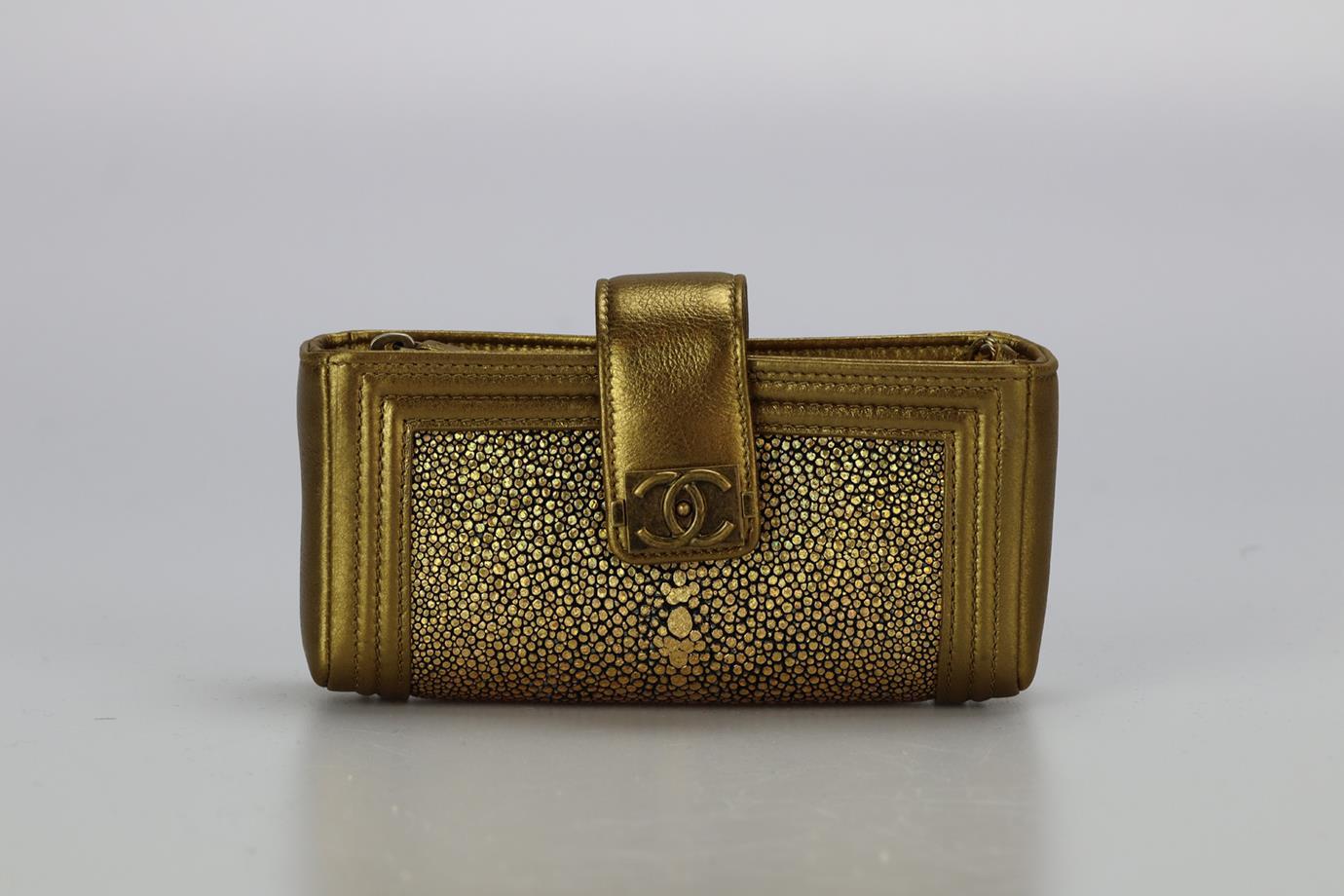 Chanel 2015 Sac à bandoulière en cuir et galuchat avec porte-téléphone. Bronze. Fermeture magnétique - Devant. Livré avec - carte d'authenticité. Il n'est pas accompagné d'un sac à poussière ou d'une boîte. Hauteur : 2.7 in. Largeur : 5.8 in.