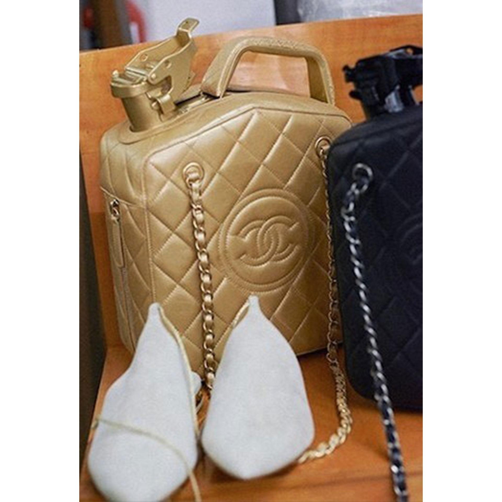 Beige Chanel - Sac de collection « Dubaï Night Gas Tank Jerry Can », 2015 - Paris - Article de collection en vente