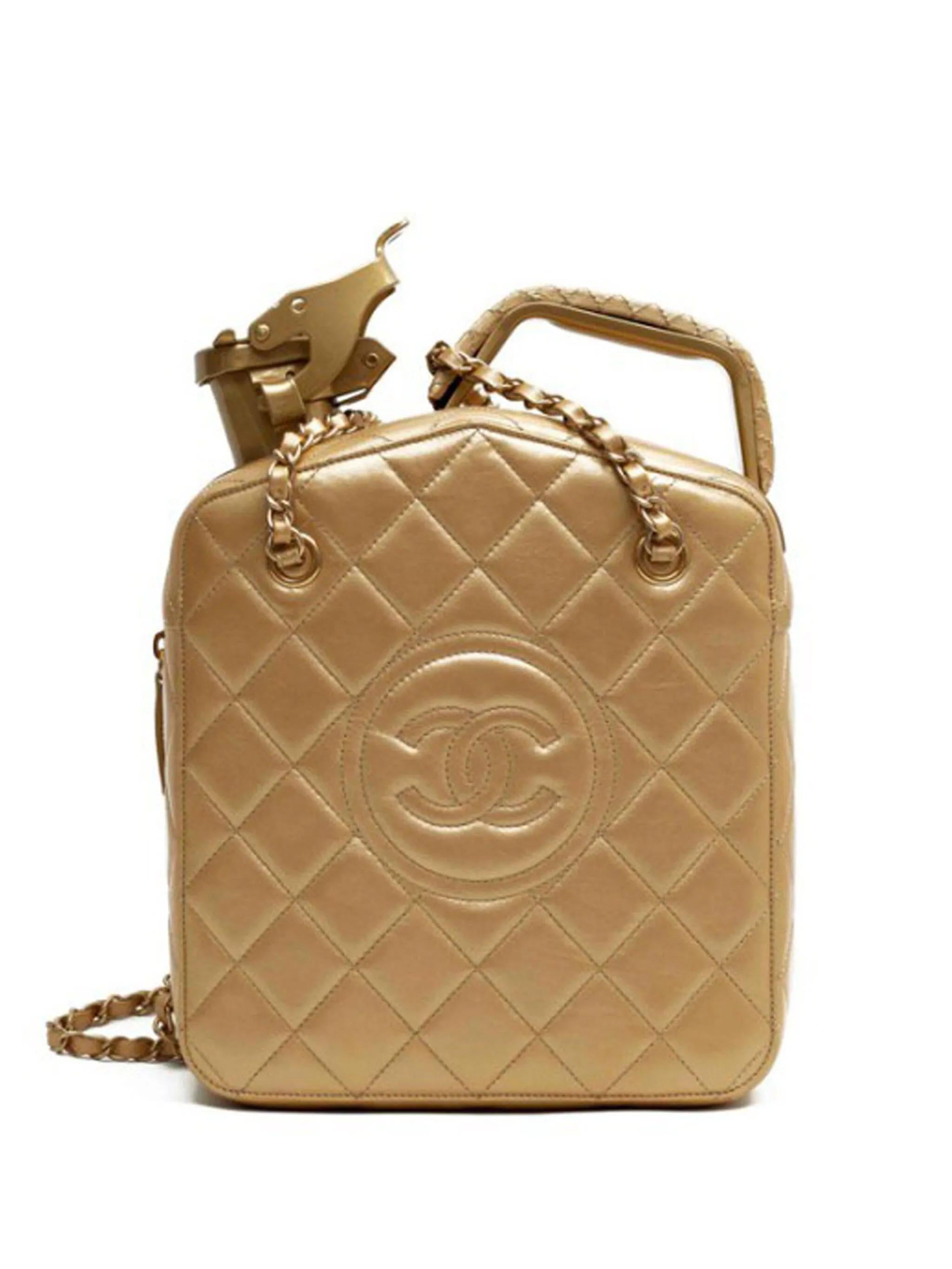 Chanel 2015 Paris Dubai Night Gas Tank Jerry Can Statement Bag Collector's Item

Collection Croisière 2015 Paris-Dubai.
Matériel doré
Poignée supérieure unique rembourrée
Cuir d'agneau matelassé or
Double sangle d'épaule en chaîne et en cuir
Accent