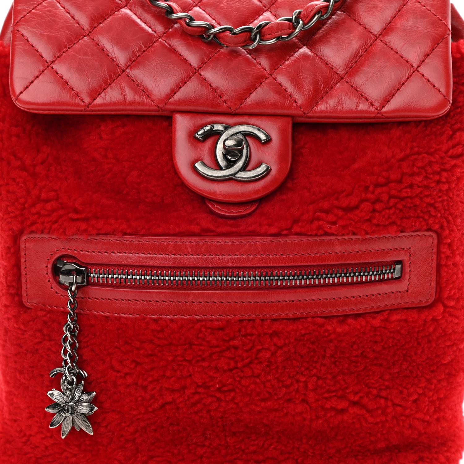 Chanel 2015 Paris-Salzburg Mountain Red Shearling Leather Rucksack Backpack Bag In Good Condition For Sale In Miami, FL