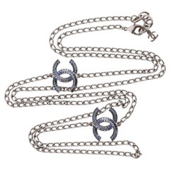 Chanel 2015 Silberne Kristall-Baguette-CC-Halskette mit zwei Strängen, Frankreich