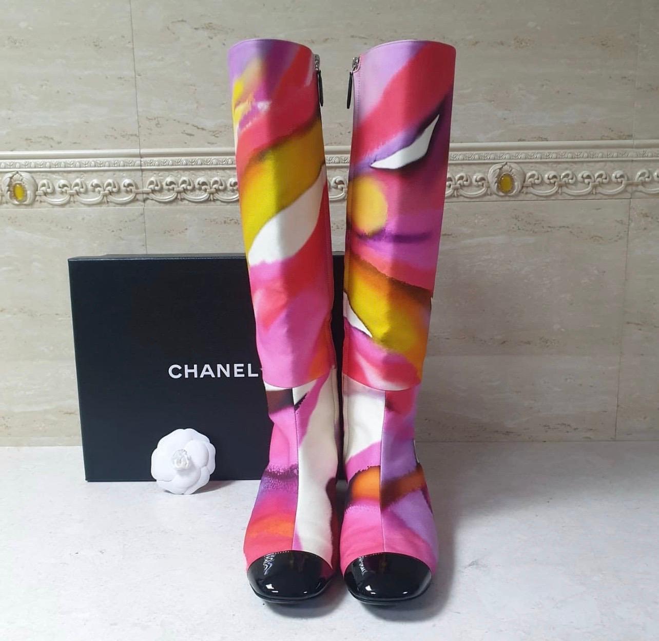 Hermosas botas chanel multicolores en seda/piel con un diseño único y excepcional, fueron las famosas botas de la colección primavera-verano 2015 prêt-à-porter en colores vibrantes (naranja, rosa, VIOLETA, azul, verde) y llamativos estampados