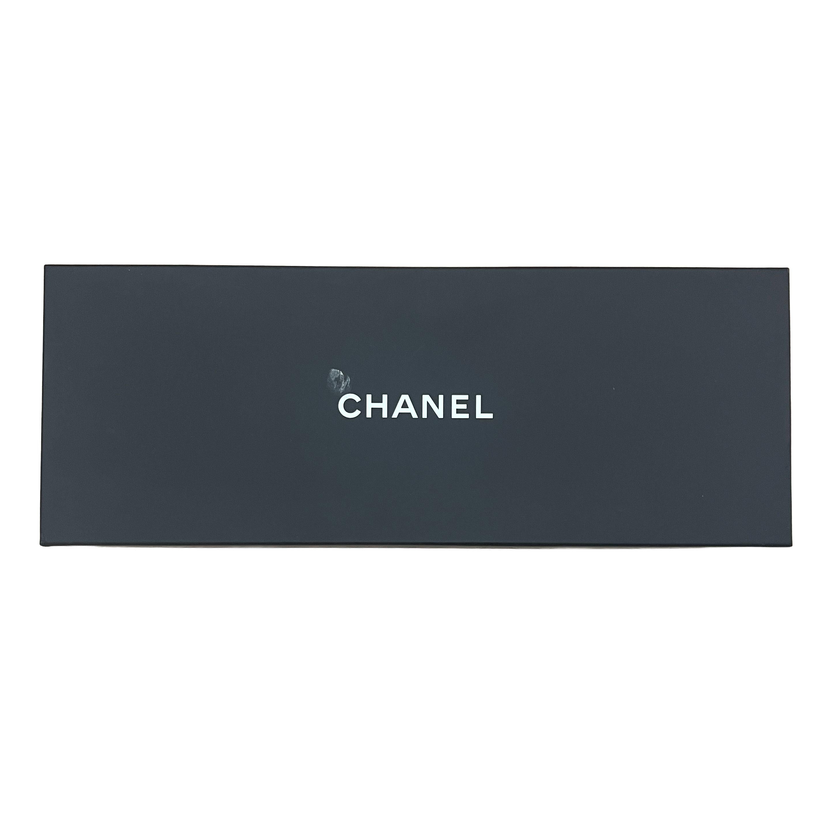 Chanel  2015 Collana a fili multipli con scudo CC In condizioni ottime in vendita a New York, NY