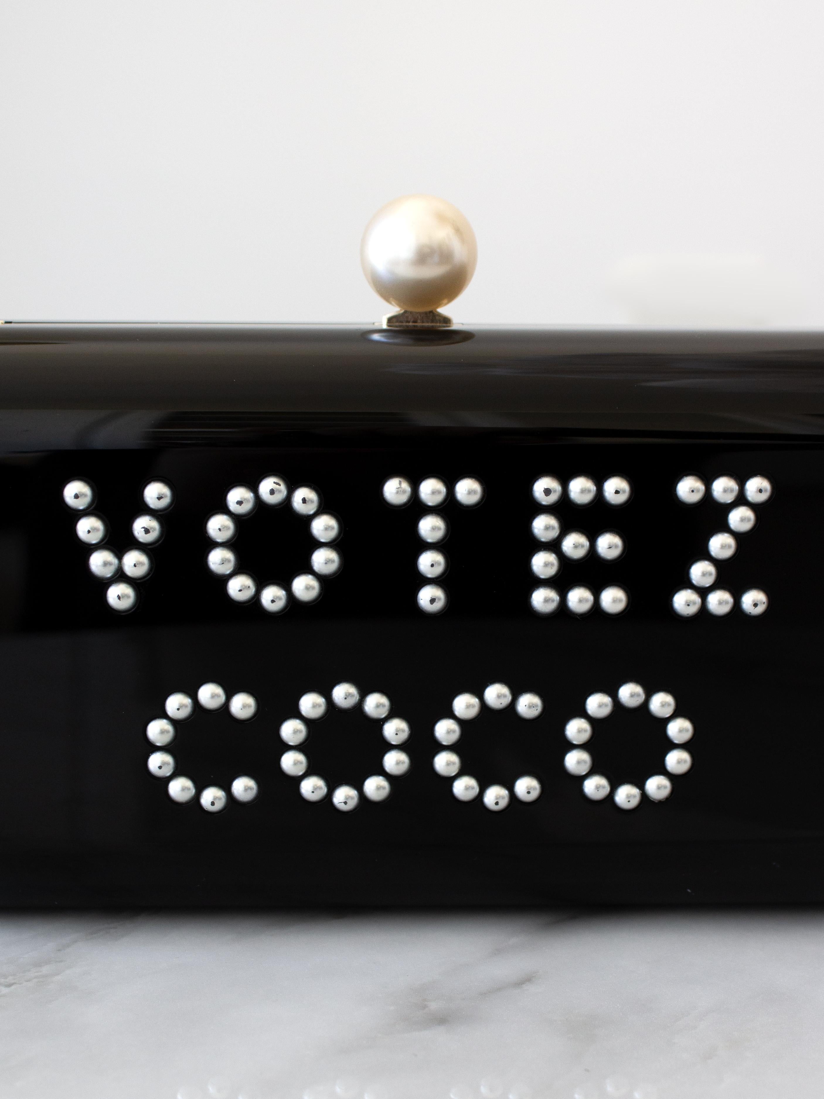 Chanel 2015 Votez Coco Schwarz Perle Plexiglas Minaudiere Abend Clutch Bag im Angebot 6