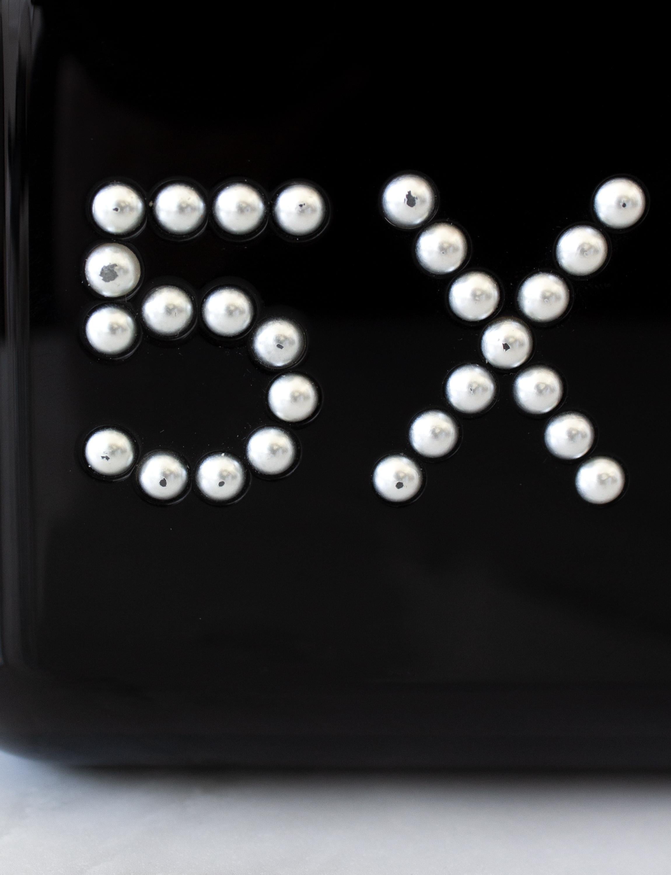 Chanel 2015 Votez Coco Schwarz Perle Plexiglas Minaudiere Abend Clutch Bag im Angebot 1