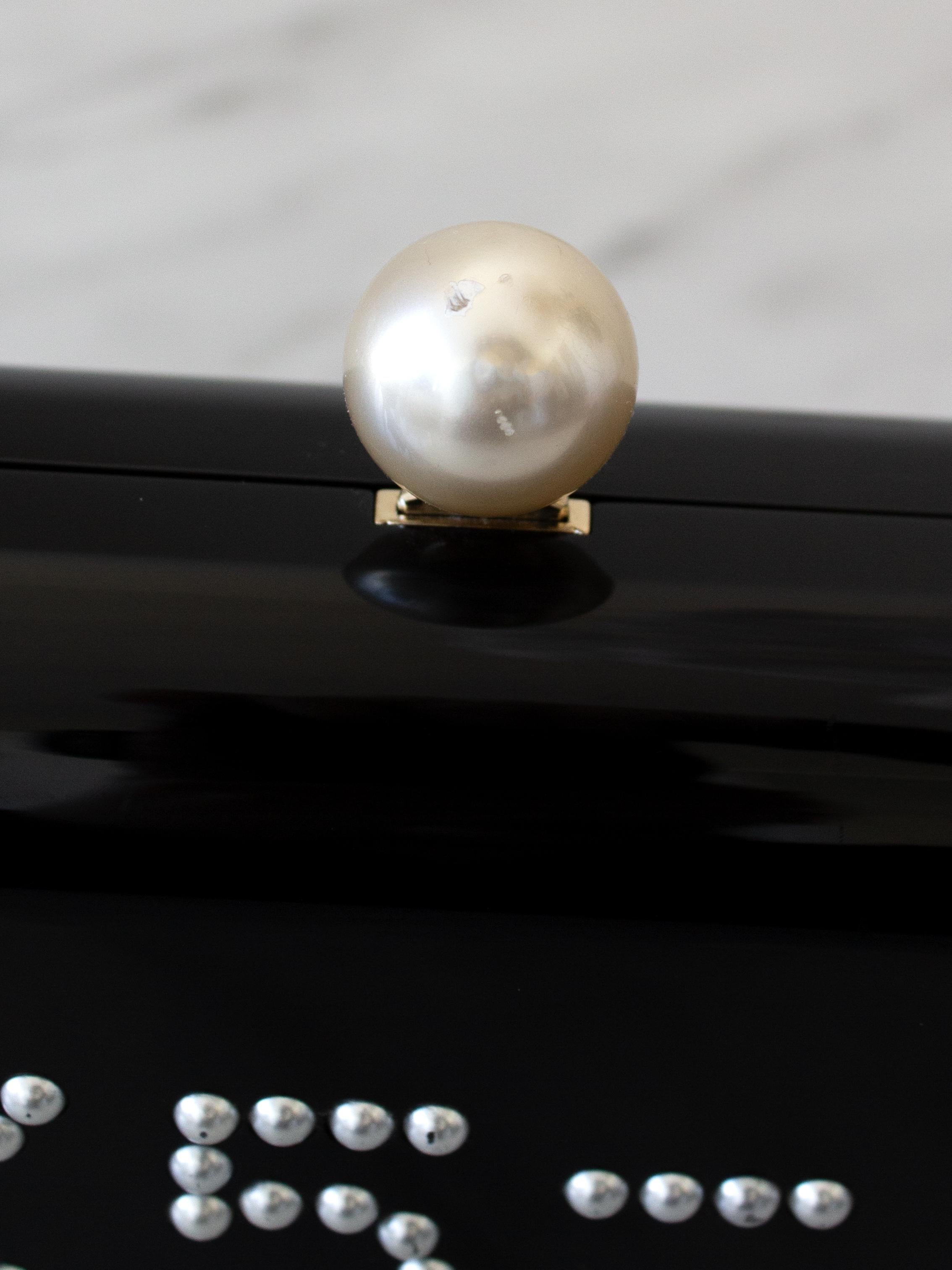Chanel 2015 Votez Coco Noir Minaudière en plexiglas perlé Pochette de soirée en vente 2