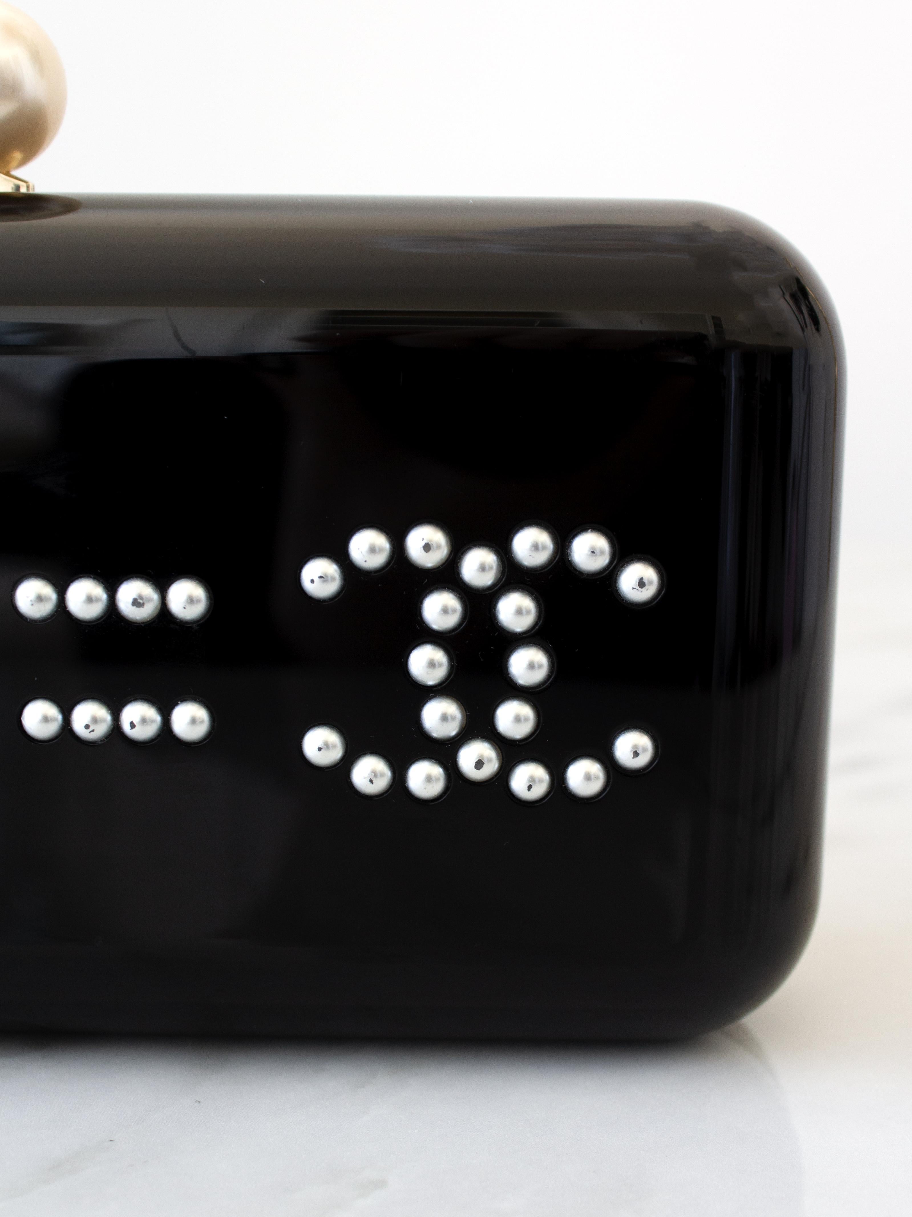 Chanel 2015 Votez Coco Schwarz Perle Plexiglas Minaudiere Abend Clutch Bag im Angebot 3