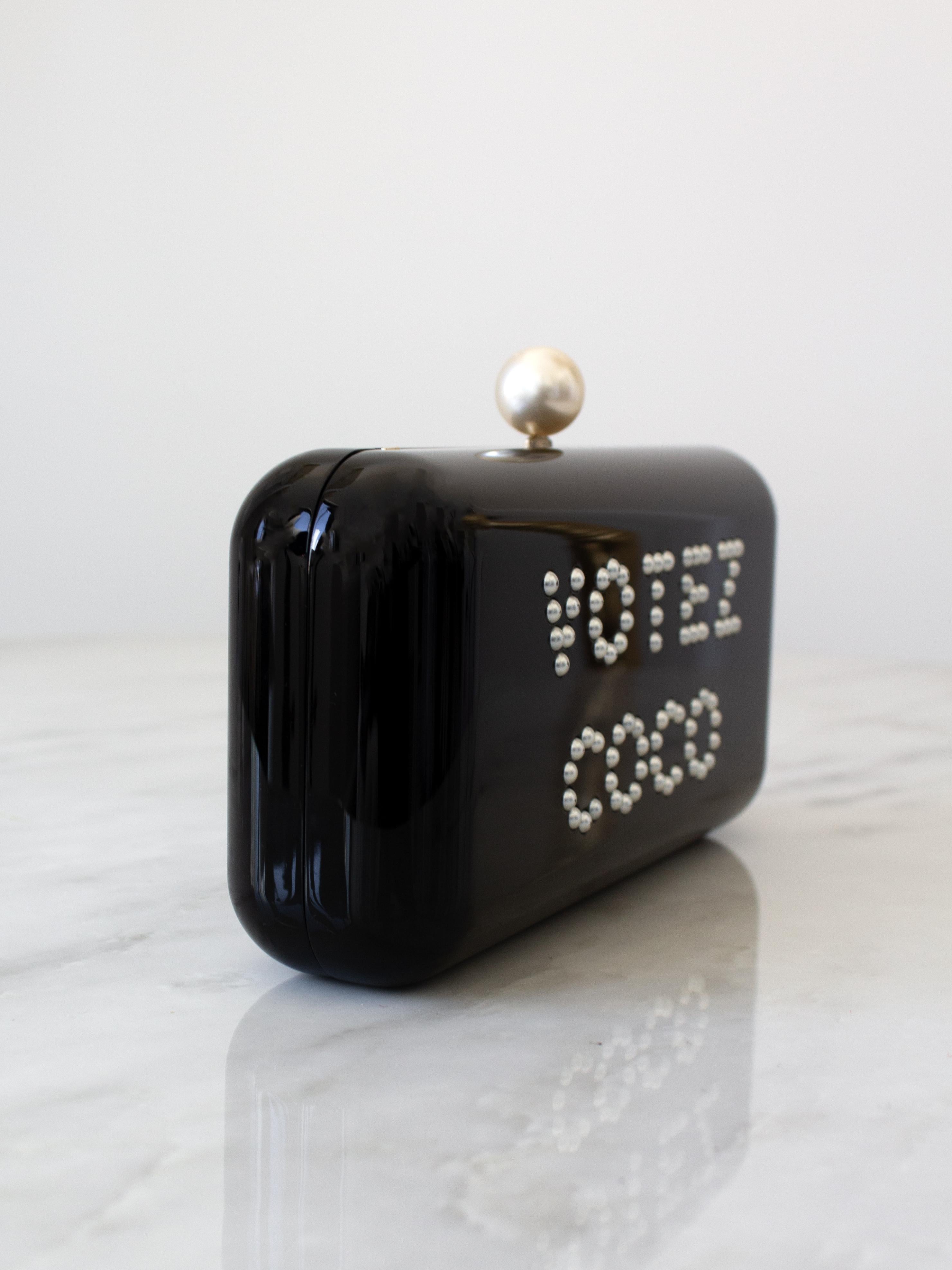 Chanel 2015 Votez Coco Noir Minaudière en plexiglas perlé Pochette de soirée en vente 5
