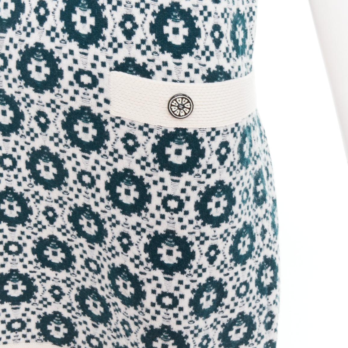 CHANEL 2016 Robe polo en maille 100% cachemire vert mosaïque CC button FR38 M en vente 2