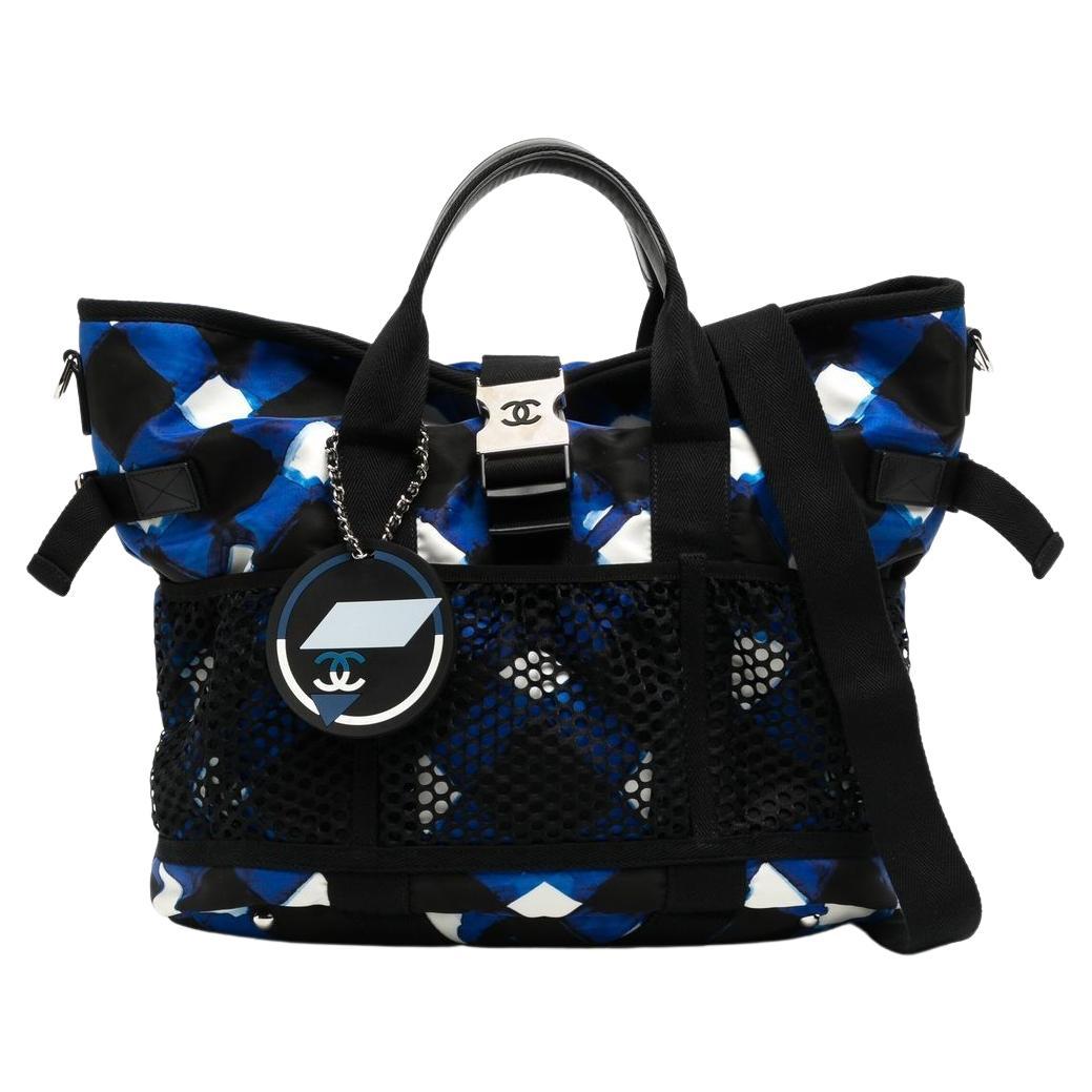 Chanel 2016 Blue Nylon Tweed Travel Carry On Blue Diamond Print Tote Bag

Year: 2015-2016

Royal blue with white and black tones, this tote bag from Chanel is in a diamond pattern and has a  signature interlocking CC logo charm. This bag features a