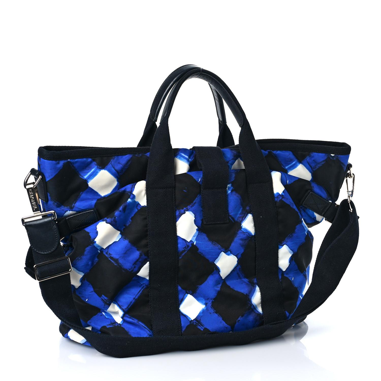Chanel 2016 Borsa da viaggio in nylon blu Tweed con stampa a diamante blu in vendita 1