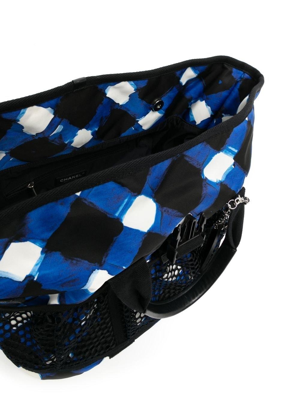Chanel 2016 Borsa da viaggio in nylon blu Tweed con stampa a diamante blu in vendita 2