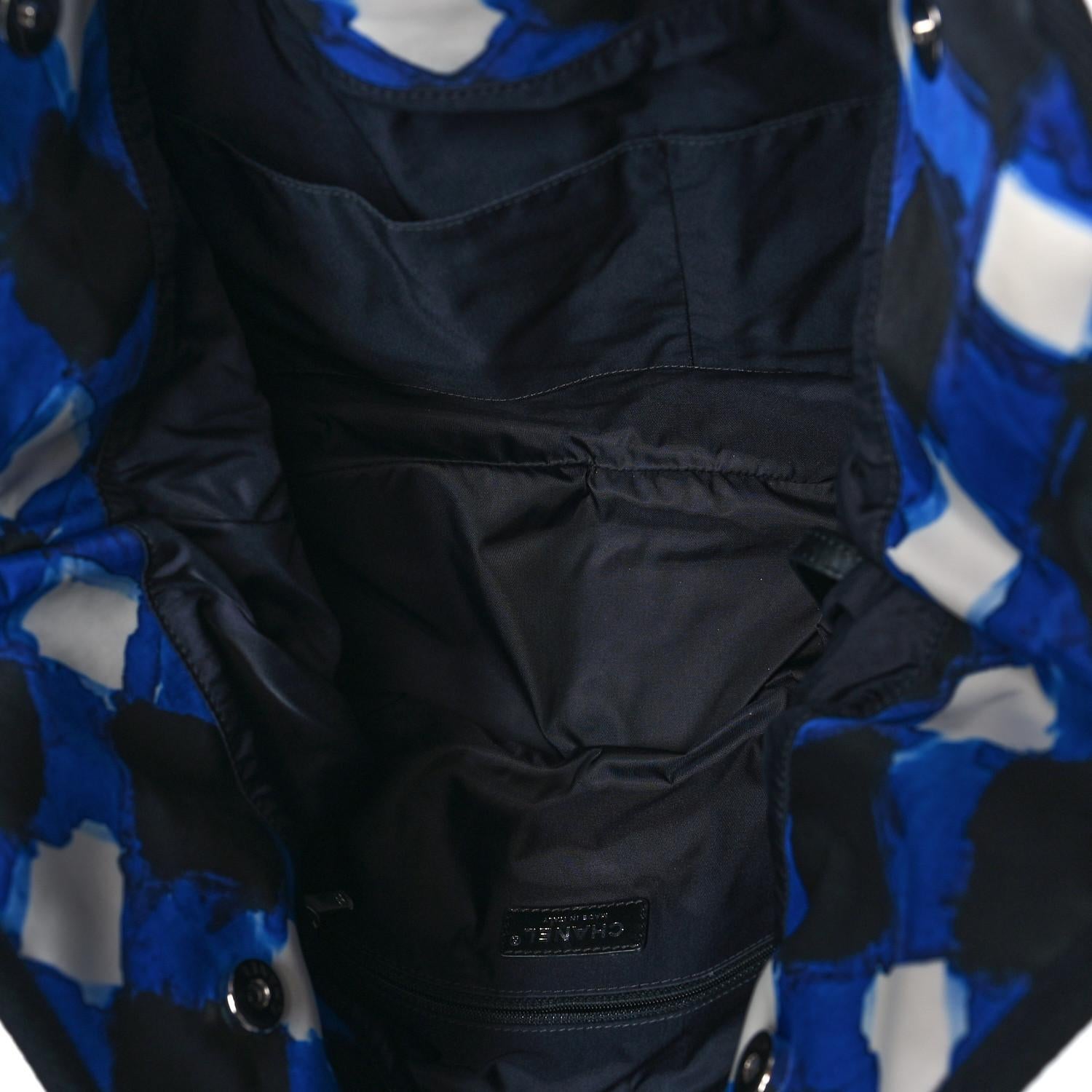 Chanel 2016 Borsa da viaggio in nylon blu Tweed con stampa a diamante blu in vendita 3
